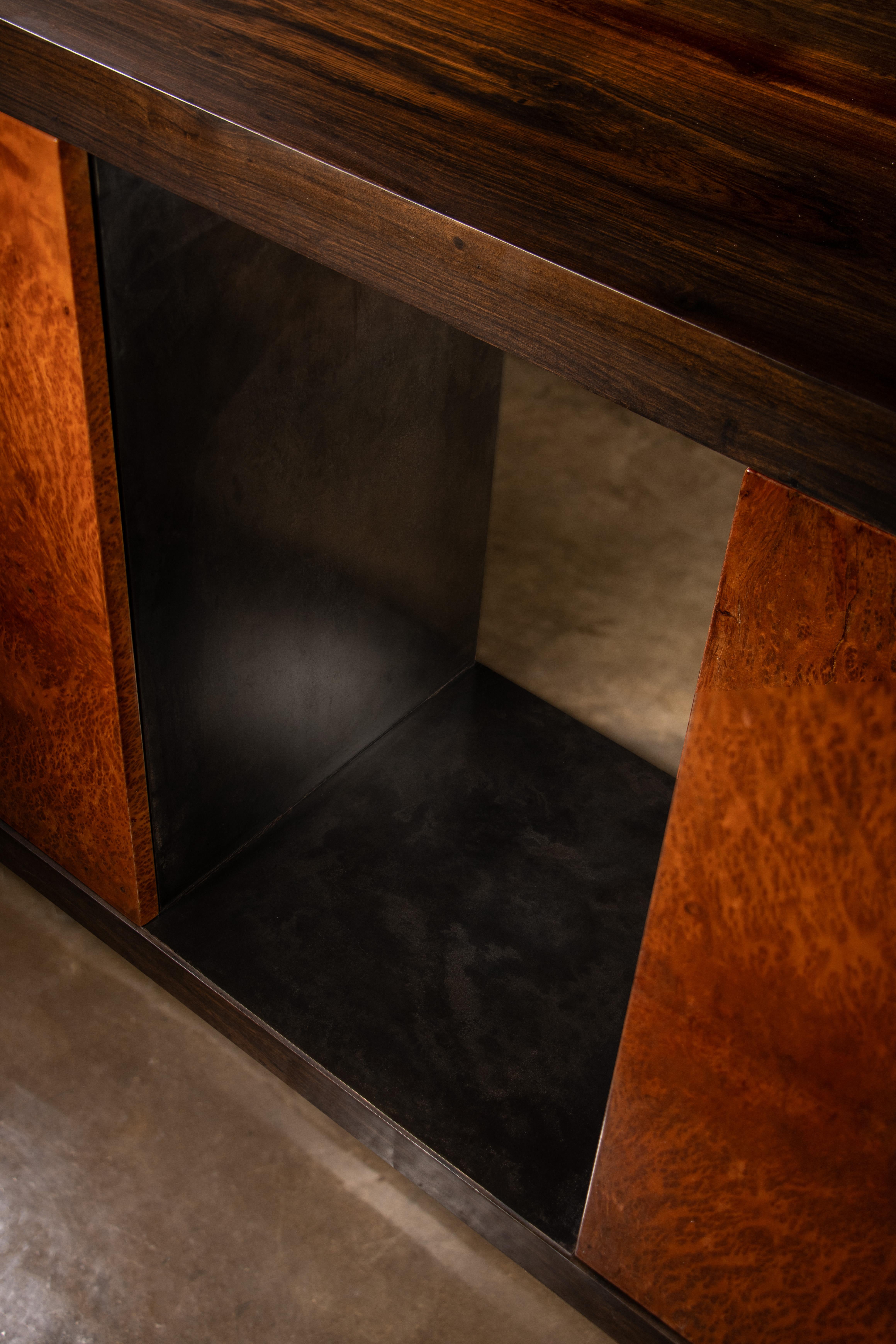 Sideboard aus exotischem Holz und Ölgeriebener Bronze (2 Türen) von Costantini, Bertolucci im Angebot 8
