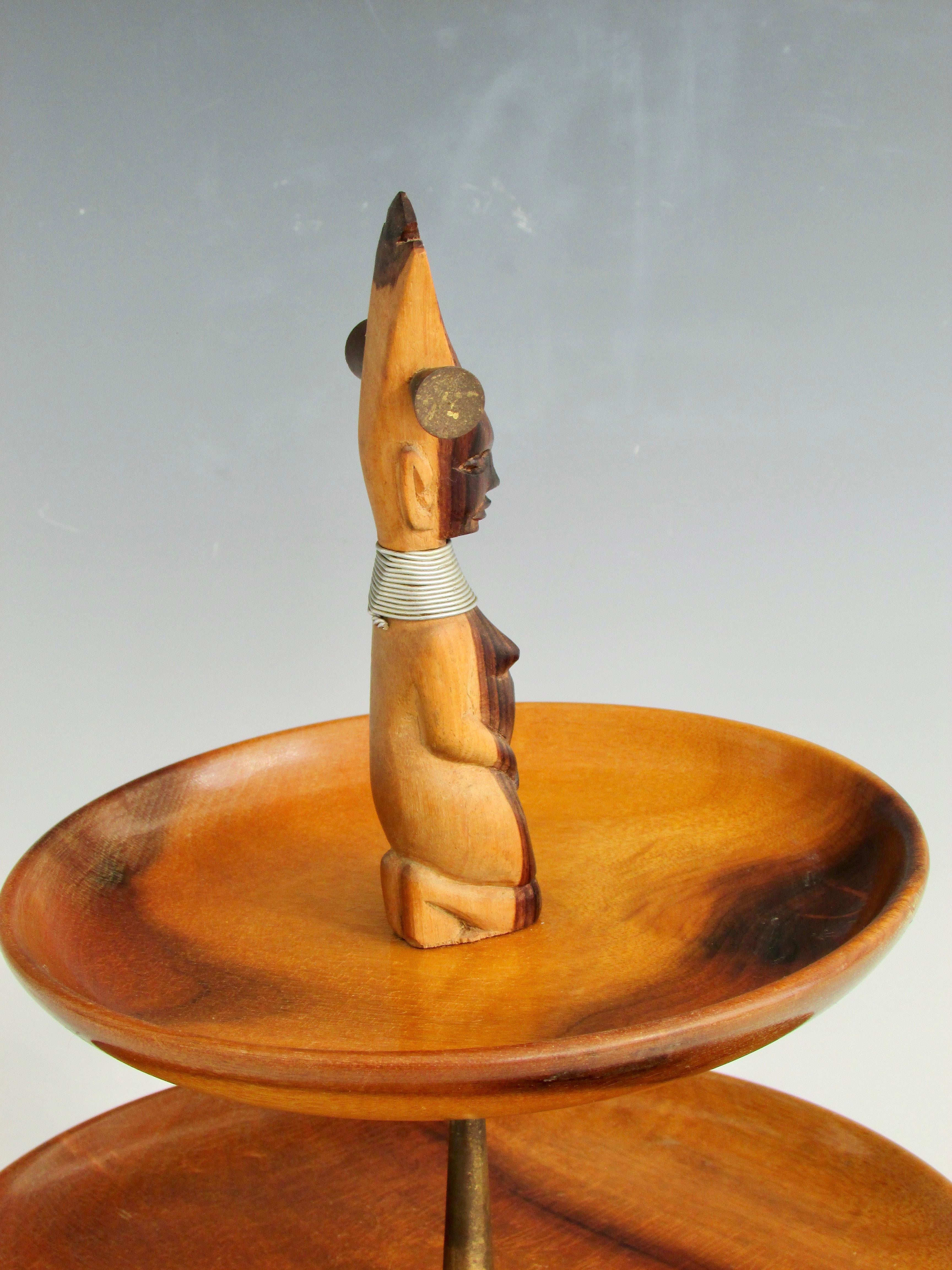 Laqué Dessous de plat ou plateau de service en Wood Wood exotique avec épi de faîtage Tiki sculpté en vente