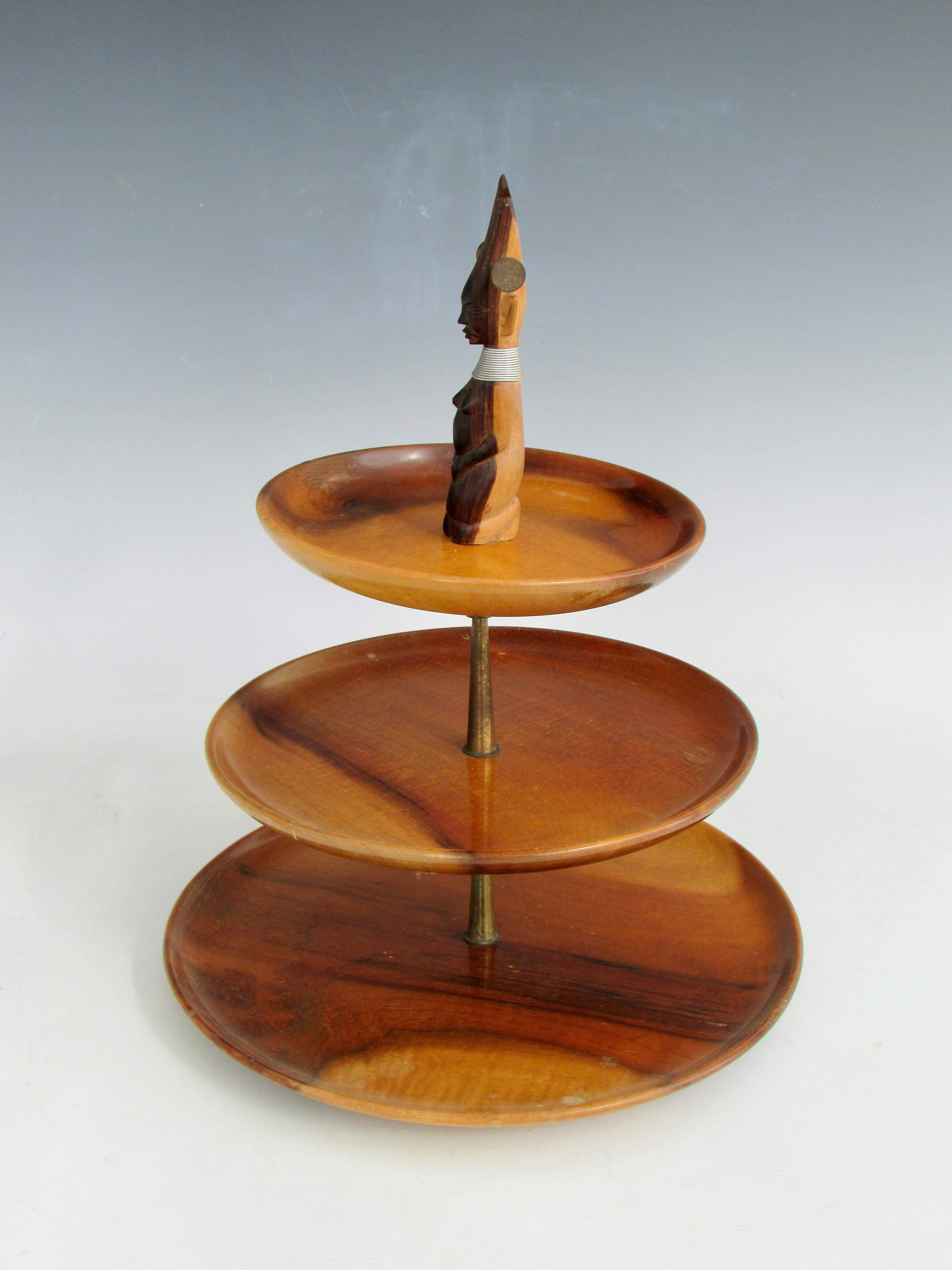 Laiton Dessous de plat ou plateau de service en Wood Wood exotique avec épi de faîtage Tiki sculpté en vente