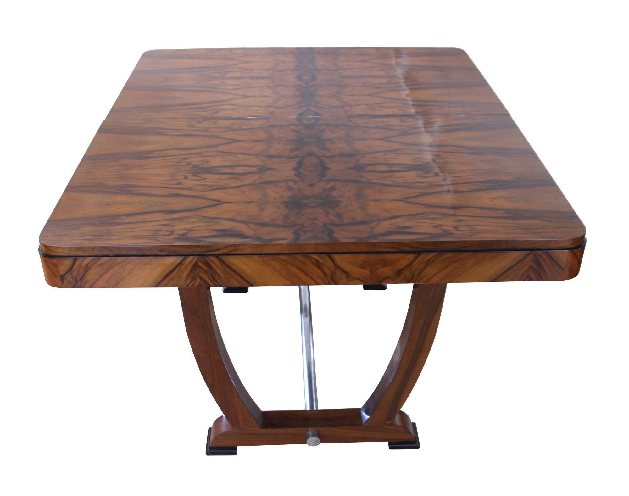 Expandable original Art Deco Dining Room Table in Walnut Veneer from France circa 1930.
The plate of the table have an amazing book-matched walnut veneer, which has been hand-polished with shellac (French polished). The apron sides of the plate and