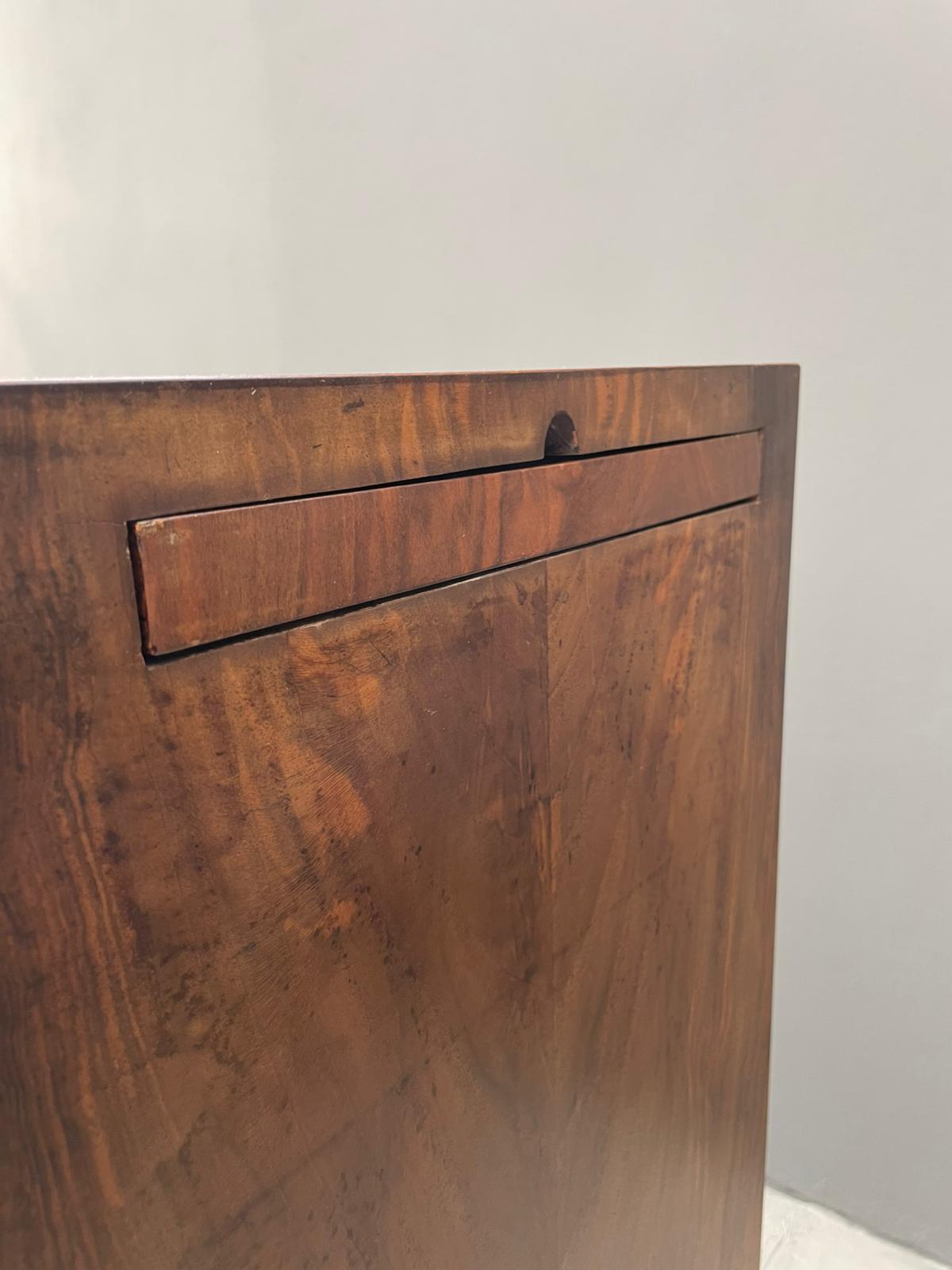 Dieser elegante Art-Déco-Sekretärschreibtisch aus den 1930er Jahren spiegelt die funktionalen und dekorativen Qualitäten der Zwischenkriegszeit wider. Obwohl er in seiner Grundform kompakt ist, verfügt er über erweiterbare Seitenflügel, die ihn in
