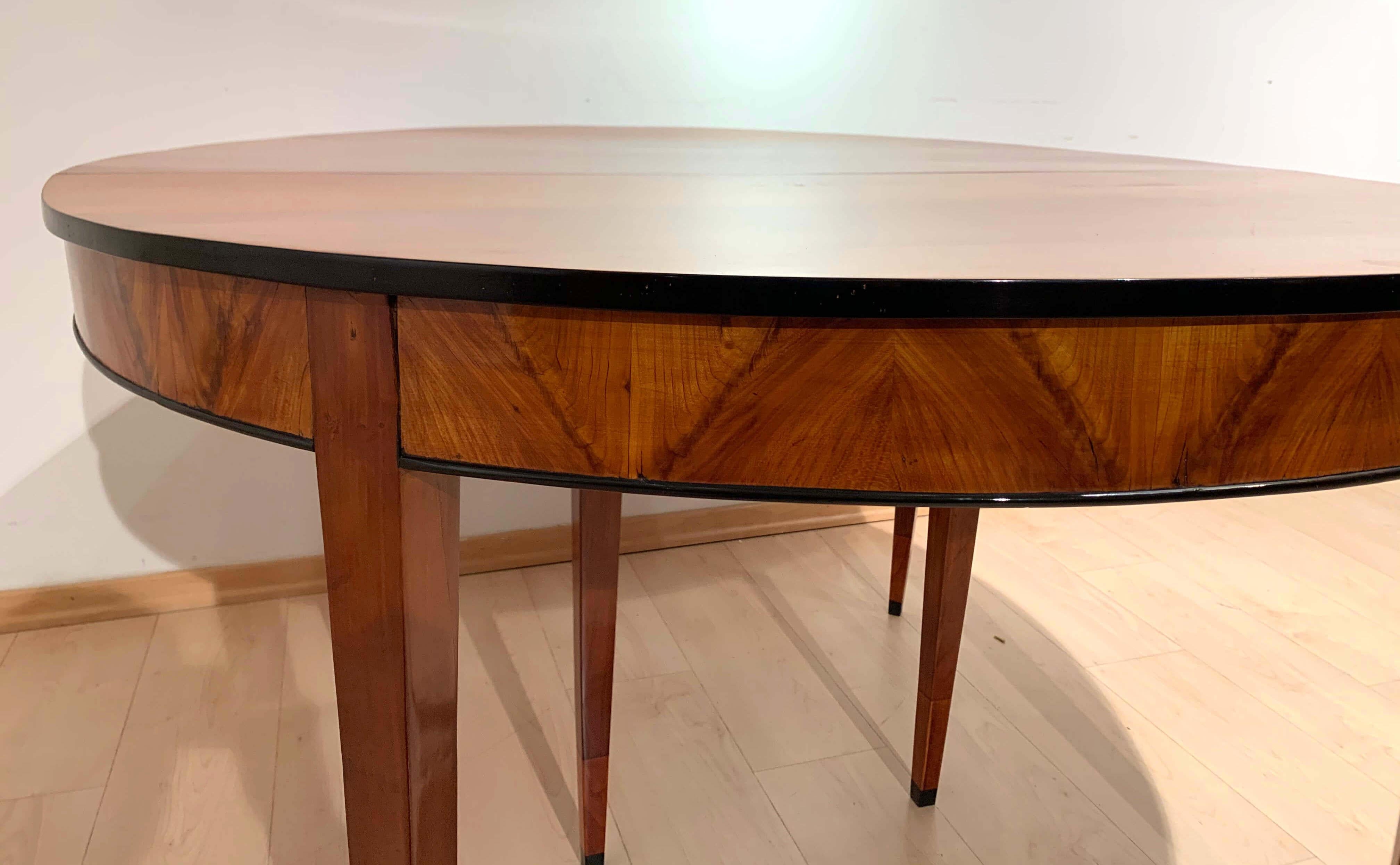 Expandable Biedermeier Dining Table, Cherrywood, Southwest Germany, circa 1820 In Good Condition In Regensburg, DE