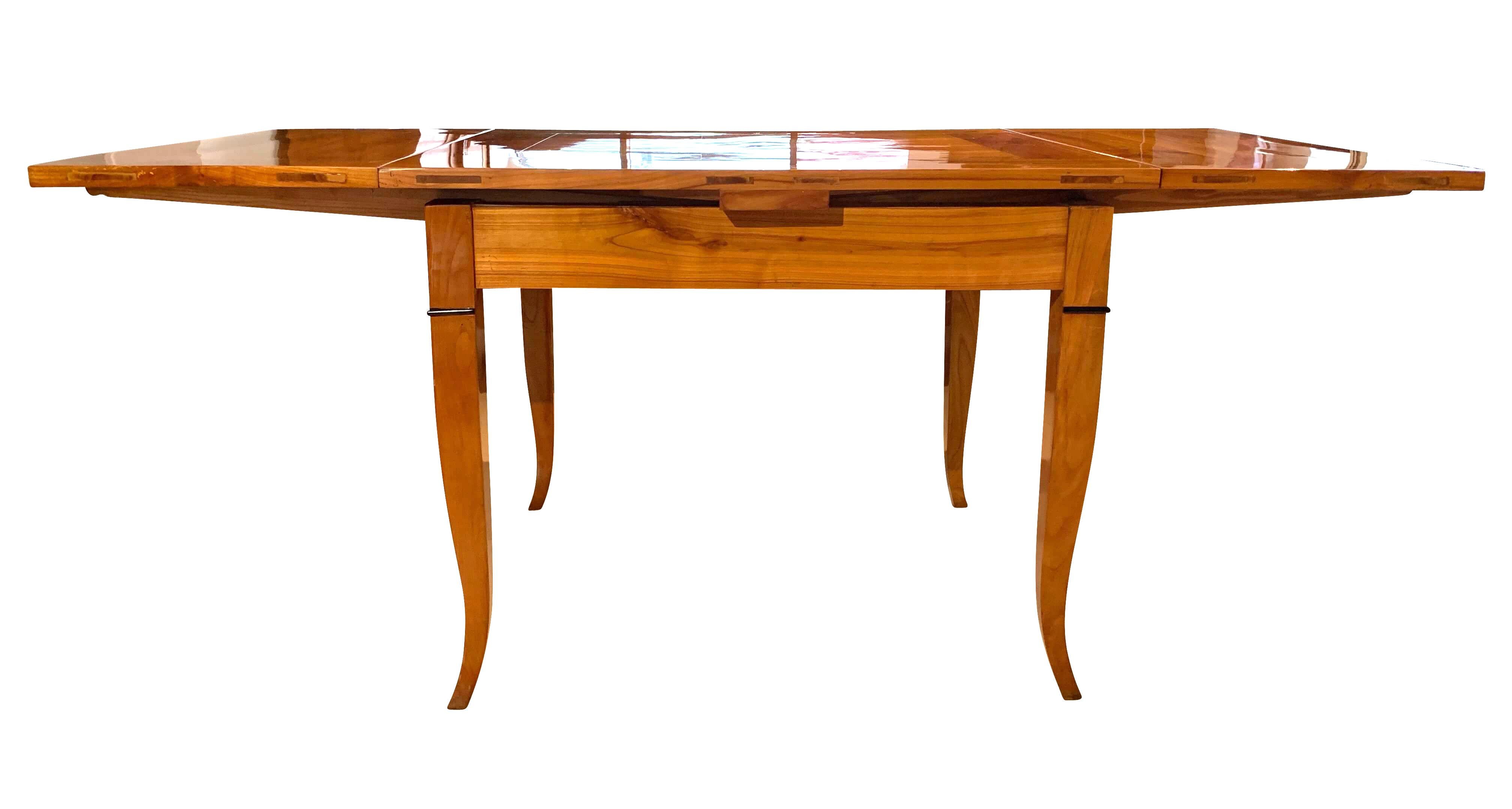 Nice rectangular expandable Biedermeier table from South Germany, circa 1820.

Classic model with curved legs and ebonized parts. The extending plates can be pushed underneath the main plate. It is possible to expand 1 or 2 plates. Each plate is