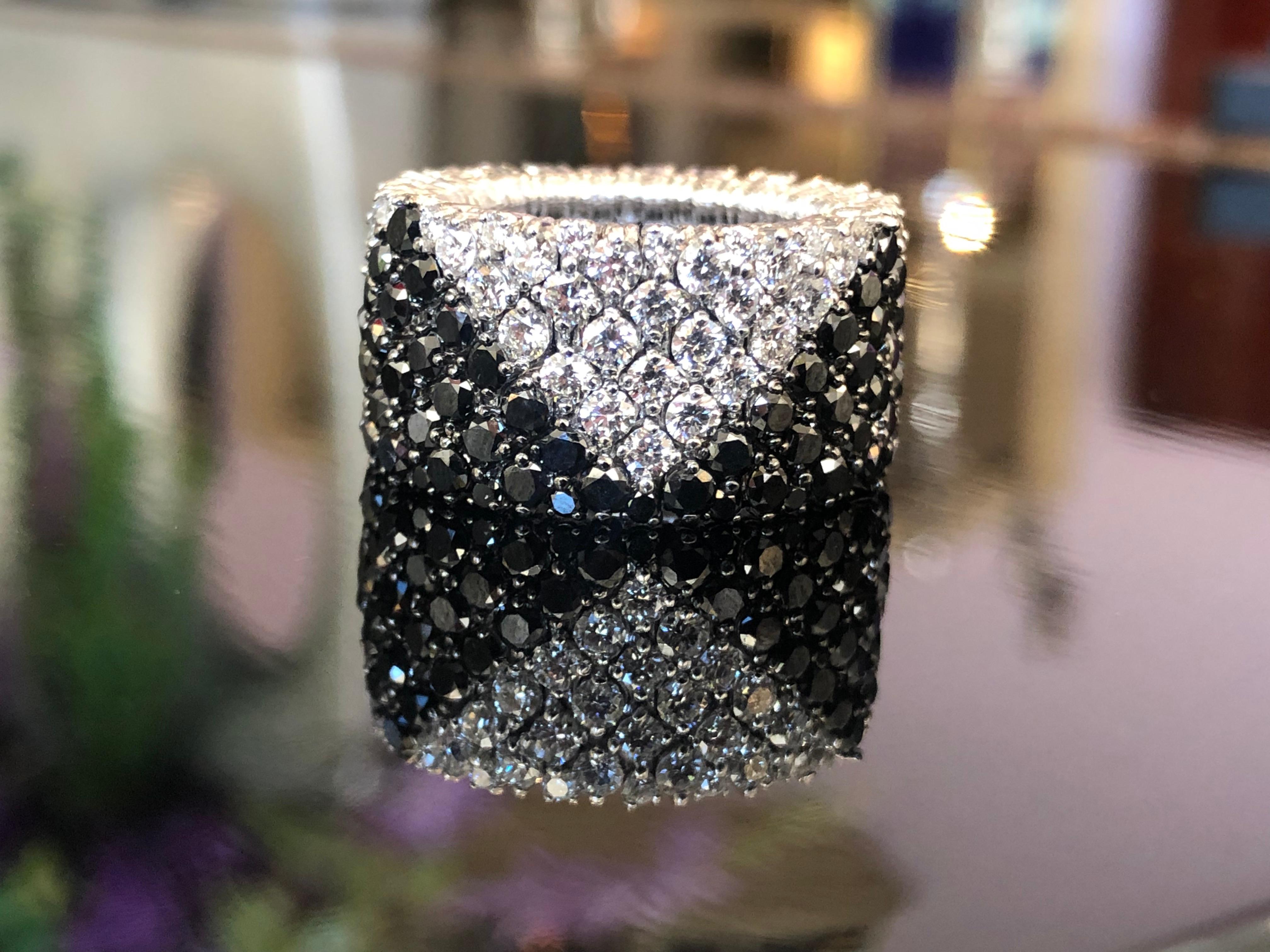 Expandable Black and White Diamond Band Ring In New Condition In Palm Desert, CA