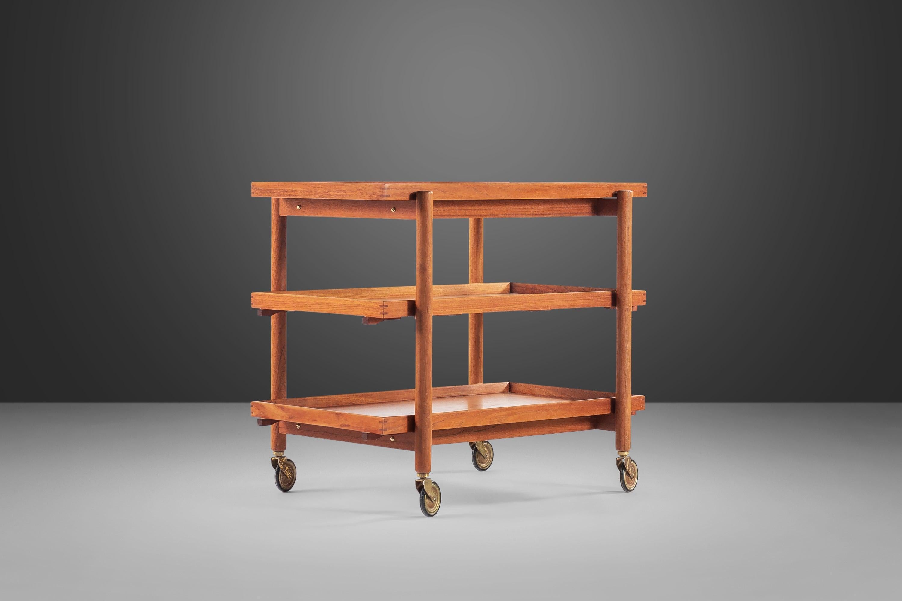Mid-20th Century Expandable Danish Modern Bar Cart in Teak by Poul Hundevad, for Domus Danica