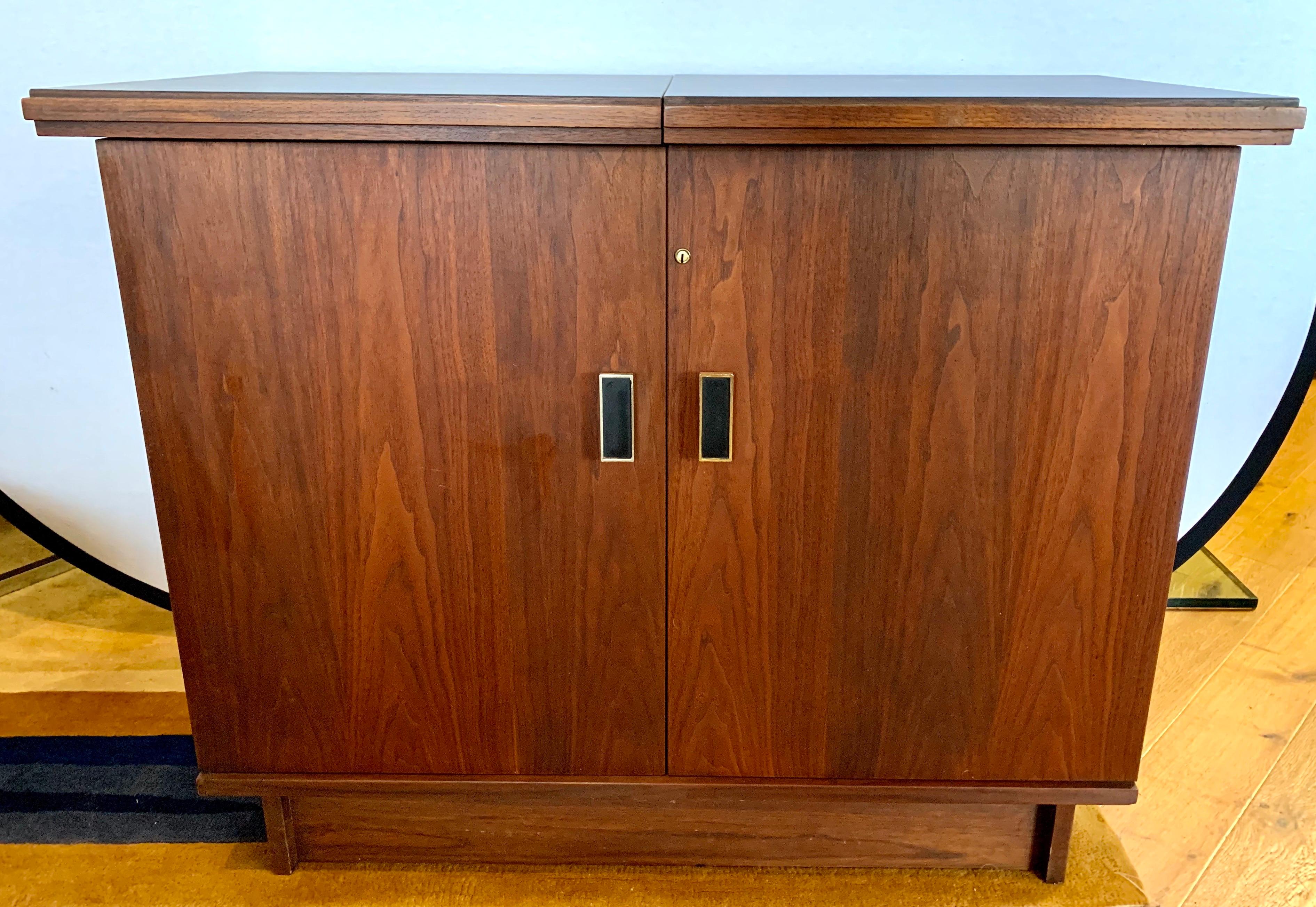 Expandable Danish Modern Dry Bar with Floating Expandable Top In Good Condition In West Hartford, CT