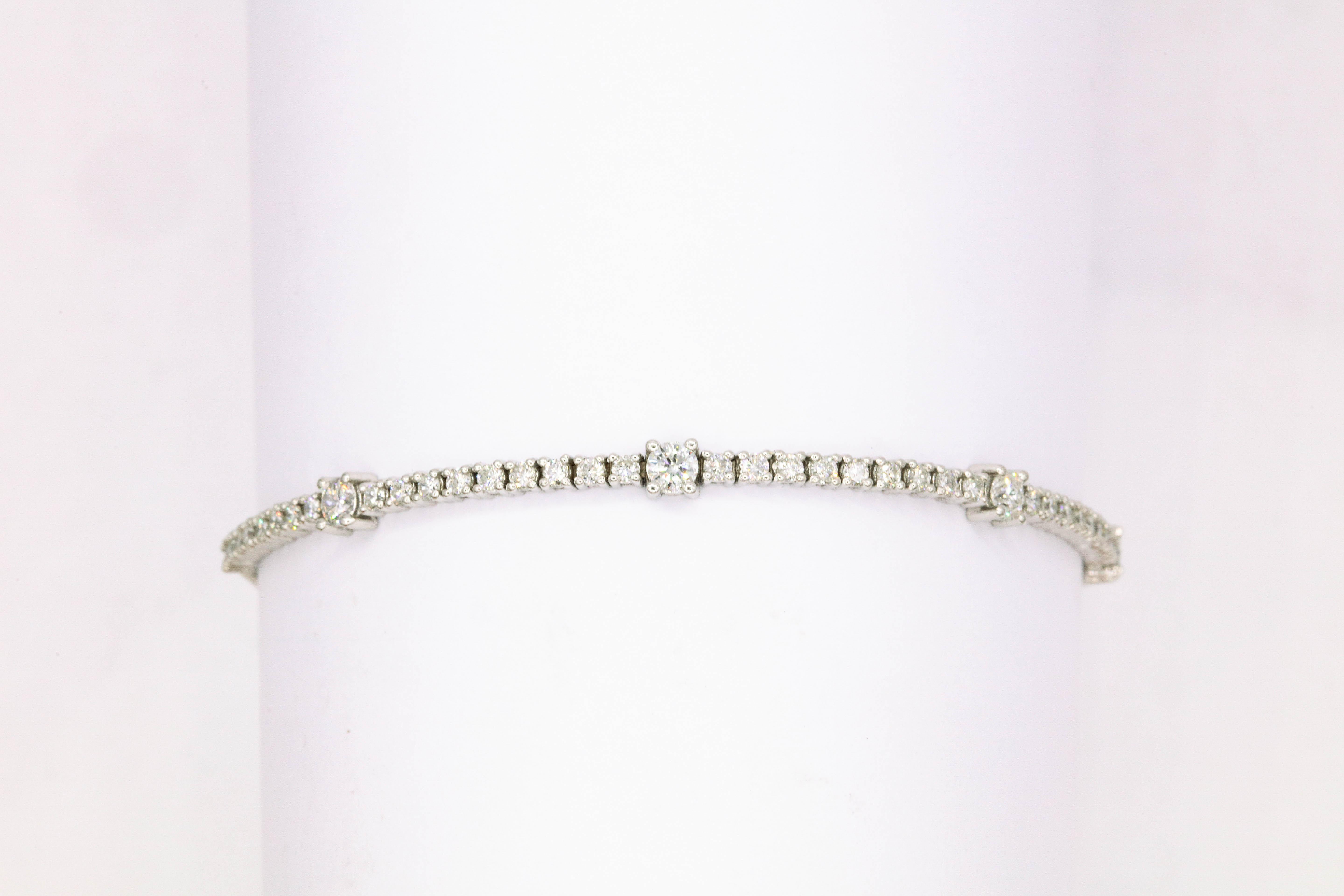 Bracelet tennis extensible en diamants avec 59 brillants ronds pesant environ 2 carats, en or jaune 14k.
Disponible en or jaune.