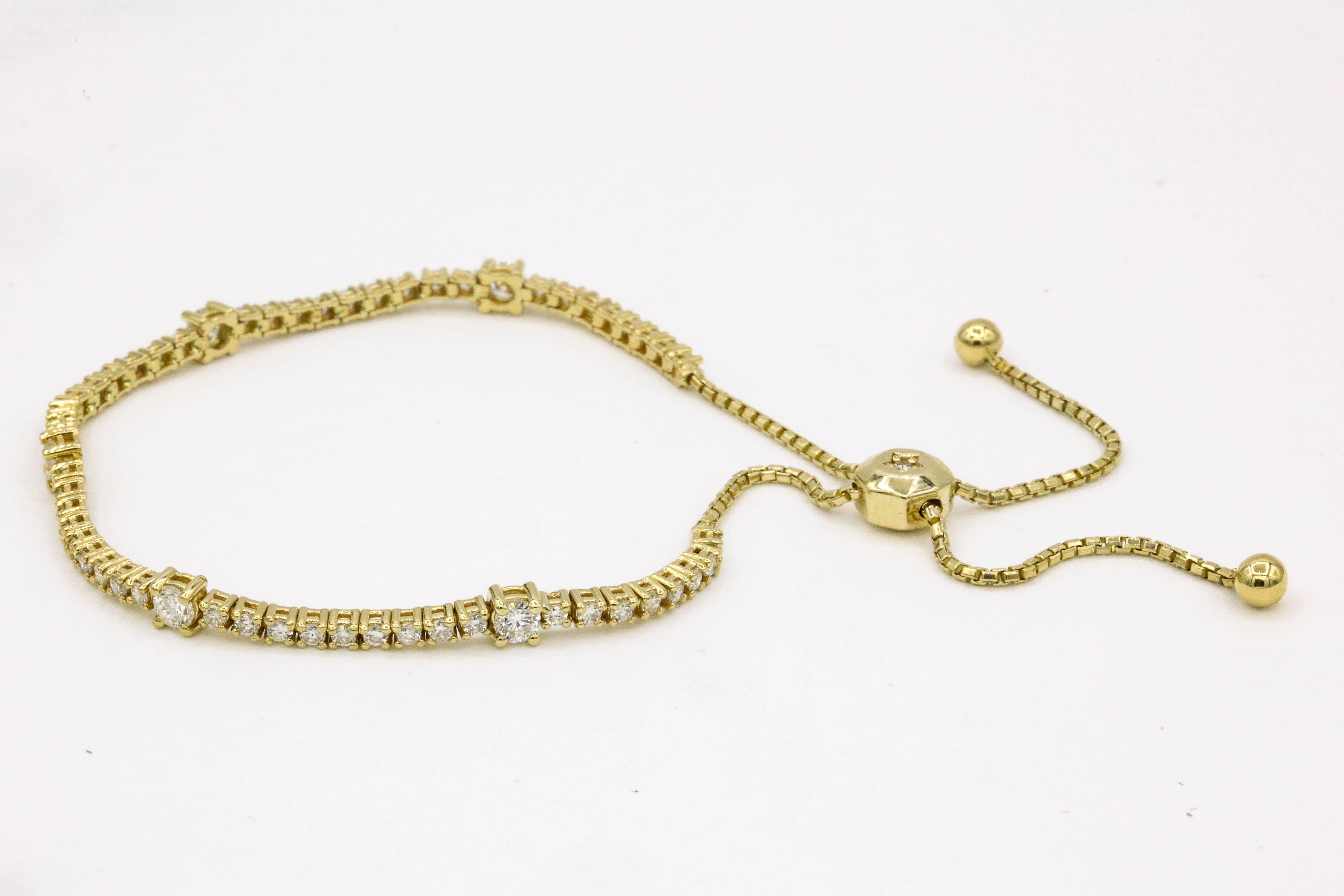 Bracelet de tennis extensible en diamants comprenant 59 brillants ronds pesant environ 2 carats, en or jaune 14k.
Disponible en or blanc.  