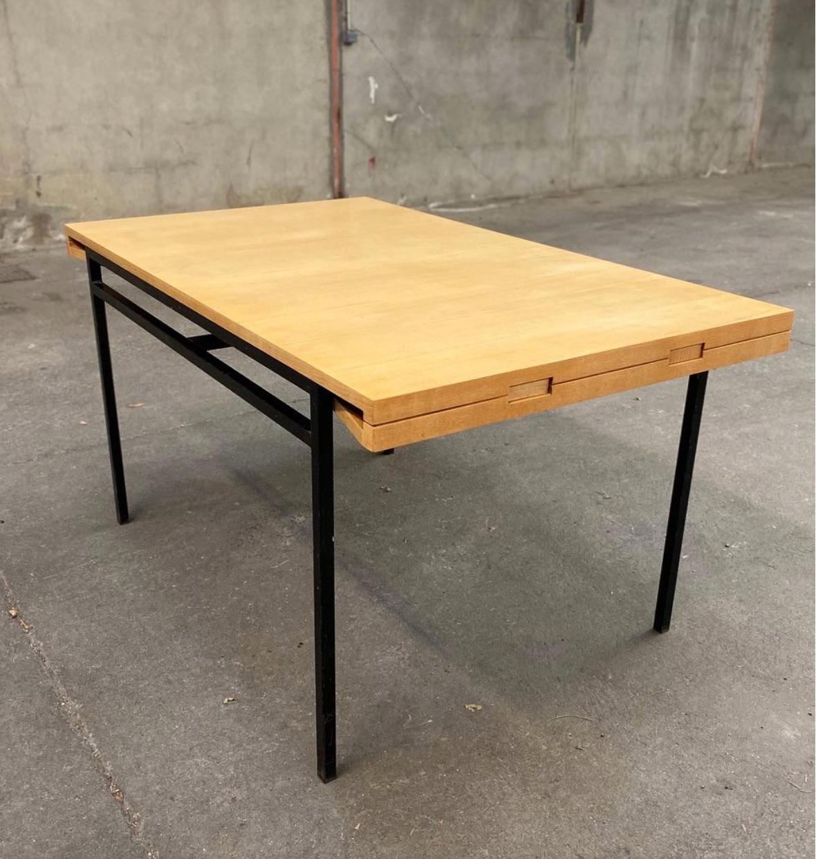 Expandable dining table by Pierre Guariche & Atelier de Recherche Plastique 

Table with ash extension by Pierre Guariche for Les Huchers Minvielle, 1955. Revarnished tray in perfect condition. French mid-century modern.

Ideally used as a desk,