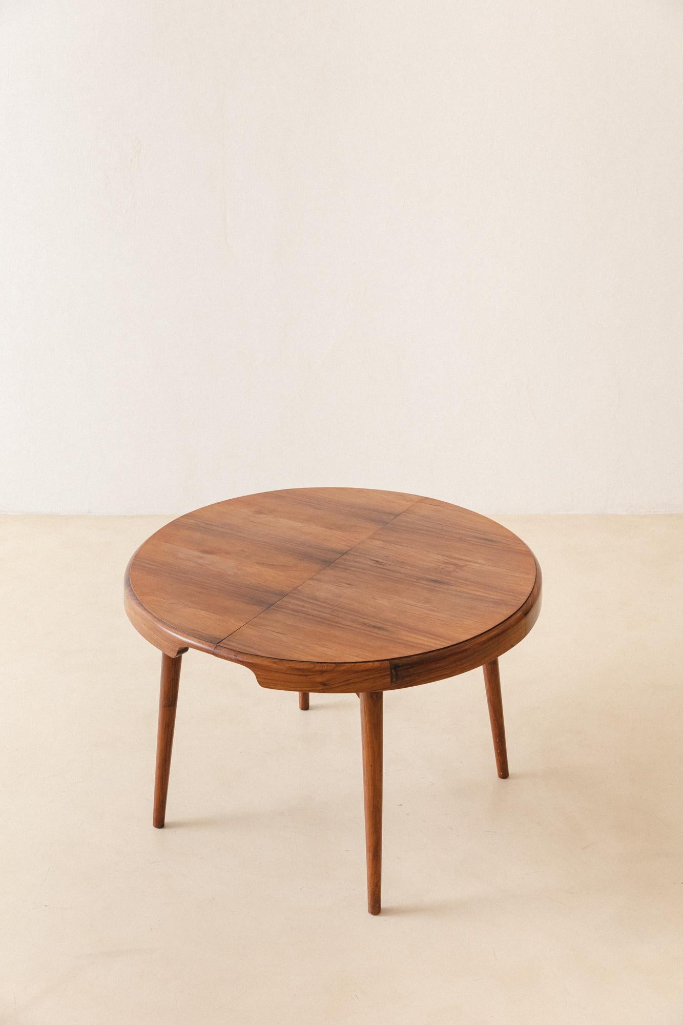 Carlo Hauner und Martin Eisler sind vor allem für wohlgeformte Sessel aus Eisen bekannt, doch die Produktion ist weitaus komplexer, handwerklicher und umfangreicher. Die von Forma Móveis e Objetos de Arte im Jahr 1950 in Brasilien hergestellten