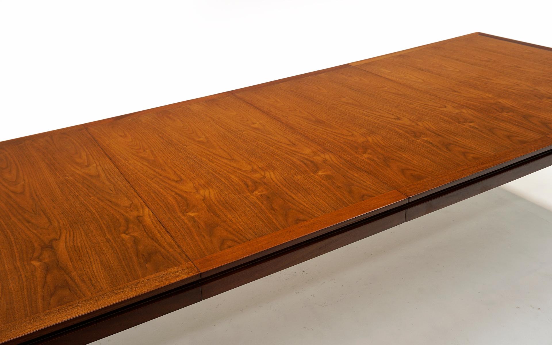 Expandable Dining Table in Mahogany by Edward Wormley. Expertly Refinished For Sale 4