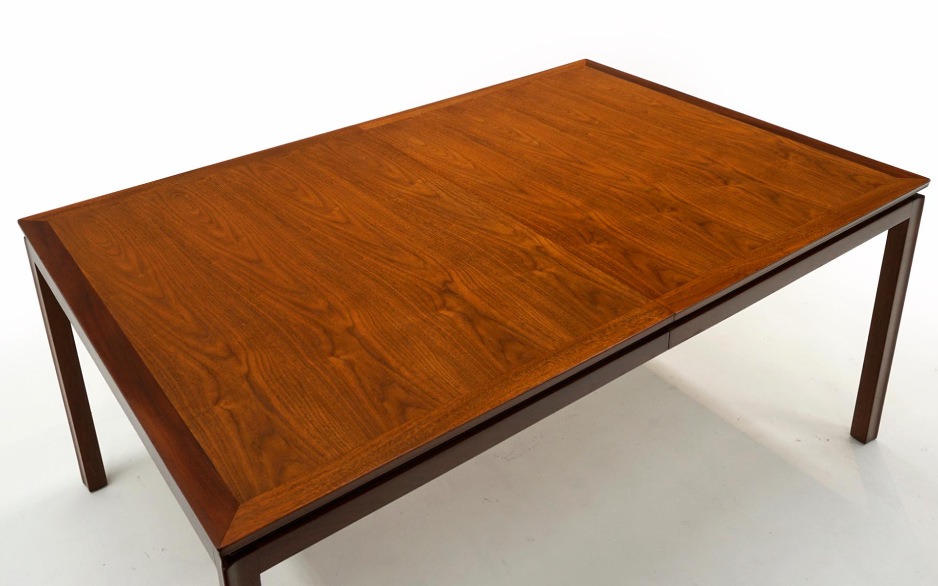 Mid-Century Modern Expandable Dining Table in Mahogany by Edward Wormley. Expertly Refinished For Sale