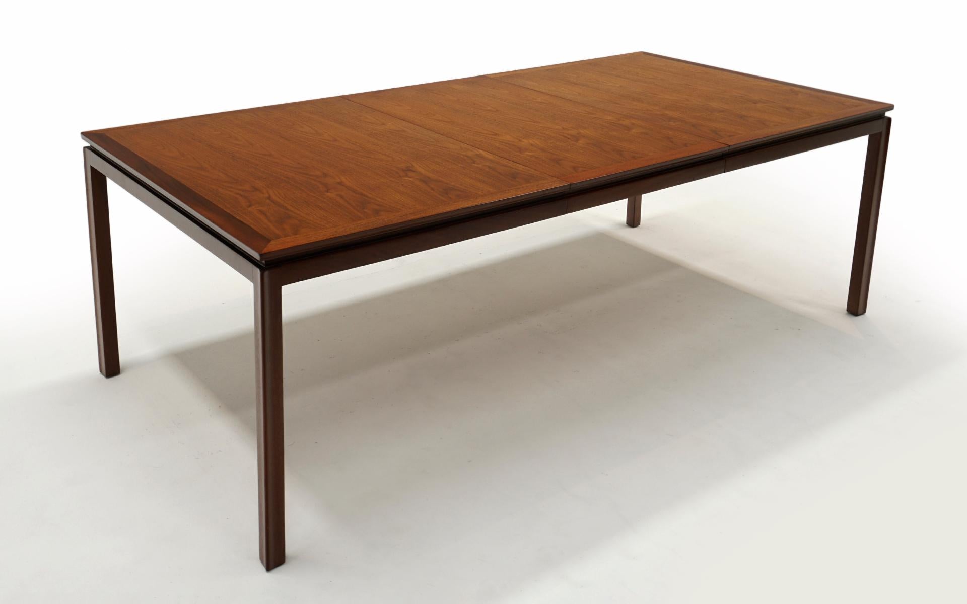 Expandable Dining Table in Mahogany by Edward Wormley. Expertly Refinished For Sale 1