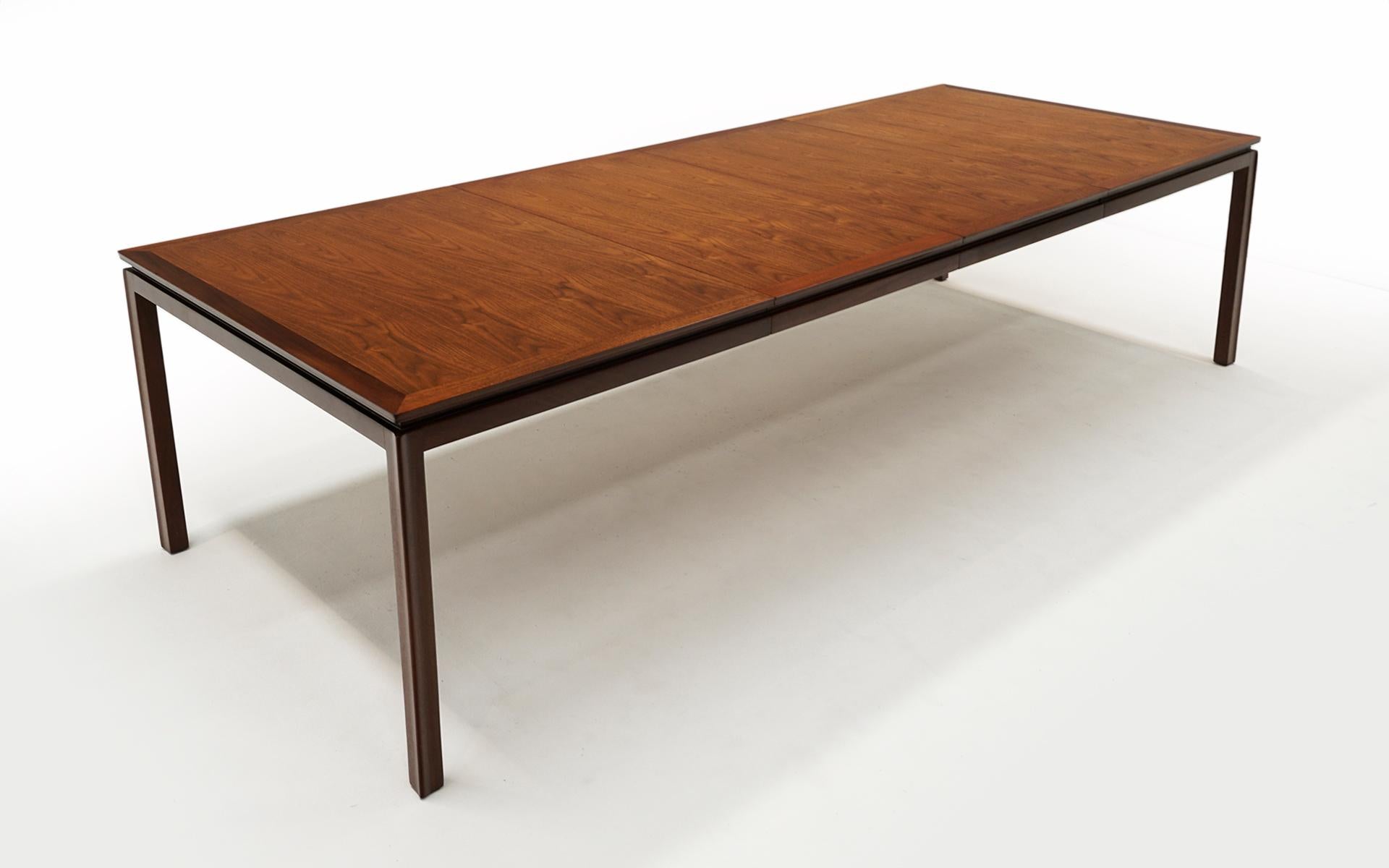 Expandable Dining Table in Mahogany by Edward Wormley. Expertly Refinished For Sale 2