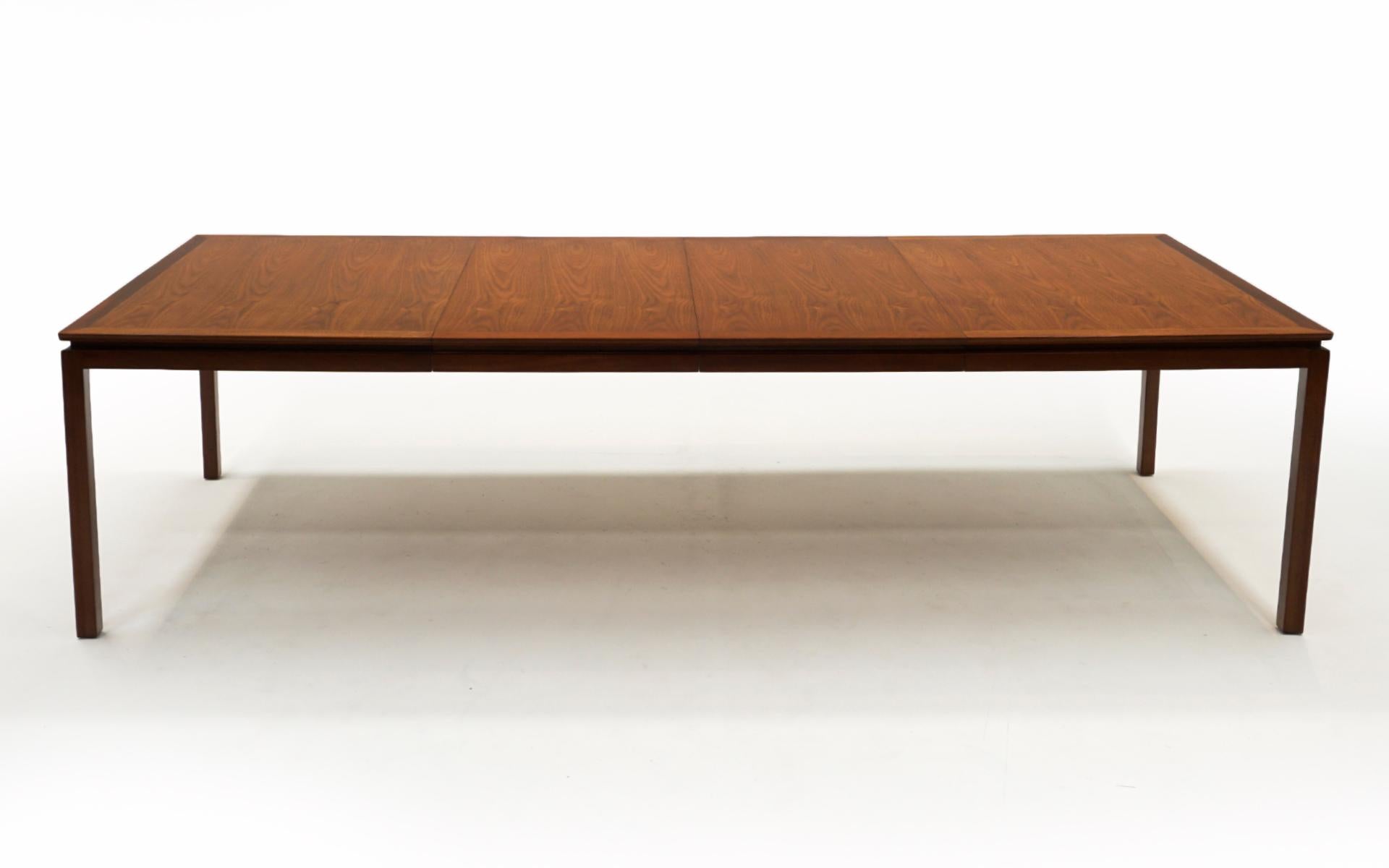 Expandable Dining Table in Mahogany by Edward Wormley. Expertly Refinished For Sale 3