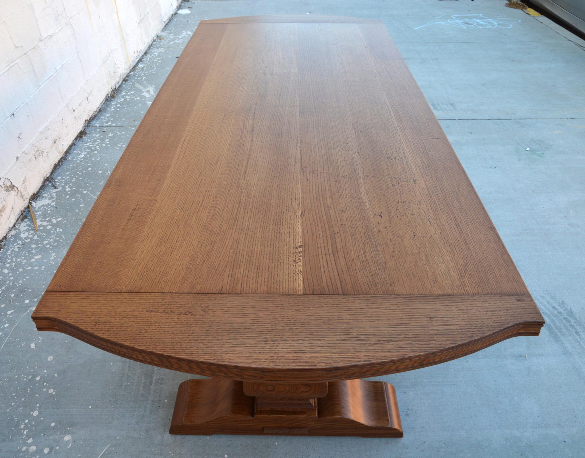 Américain Table de salle à manger extensible en chêne Rift Sawn fabriquée sur mesure par Petersen Antiques en vente