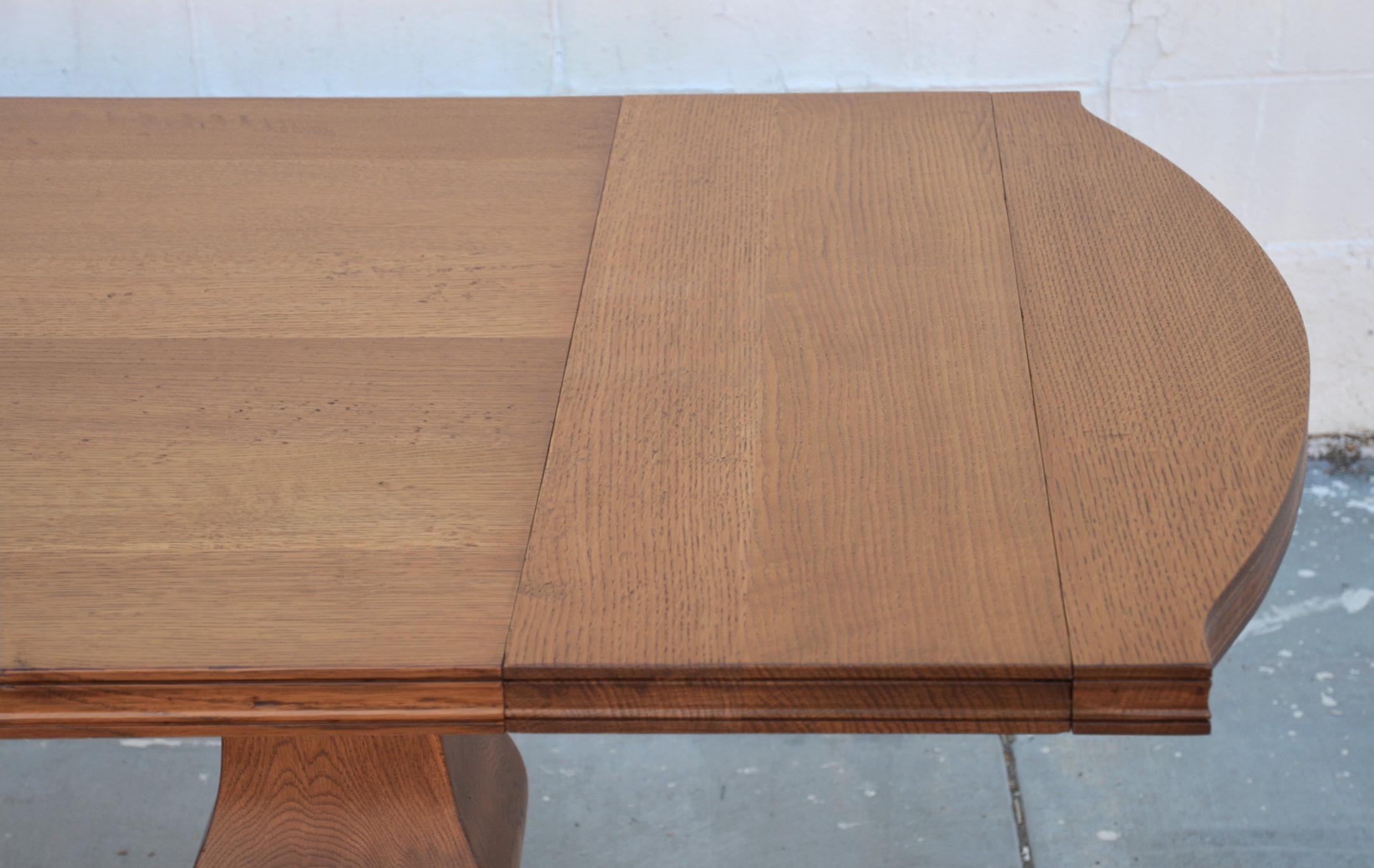 XXIe siècle et contemporain Table de salle à manger extensible en chêne Rift Sawn fabriquée sur mesure par Petersen Antiques en vente