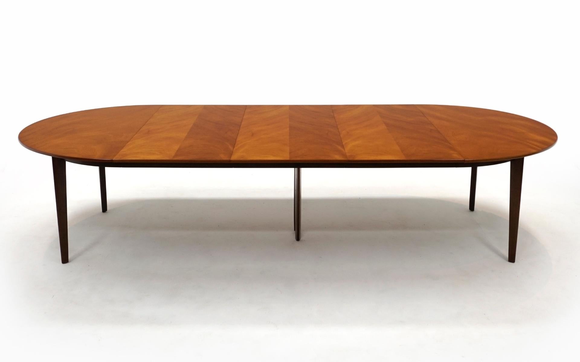 Expandable Dunbar Dining Table & 3 Leaves, Stunning 4