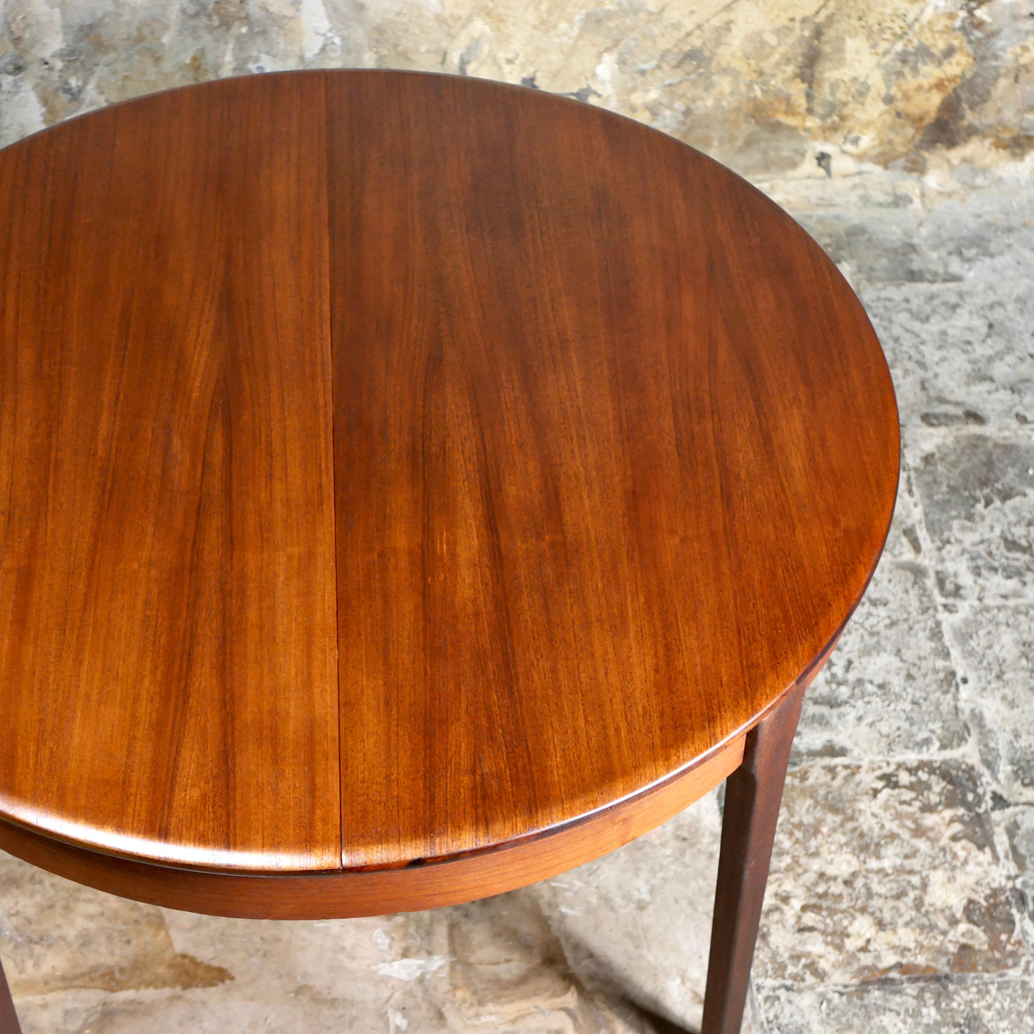 Expandable scandinavian style table, in teak, made in France in the 1960s 3