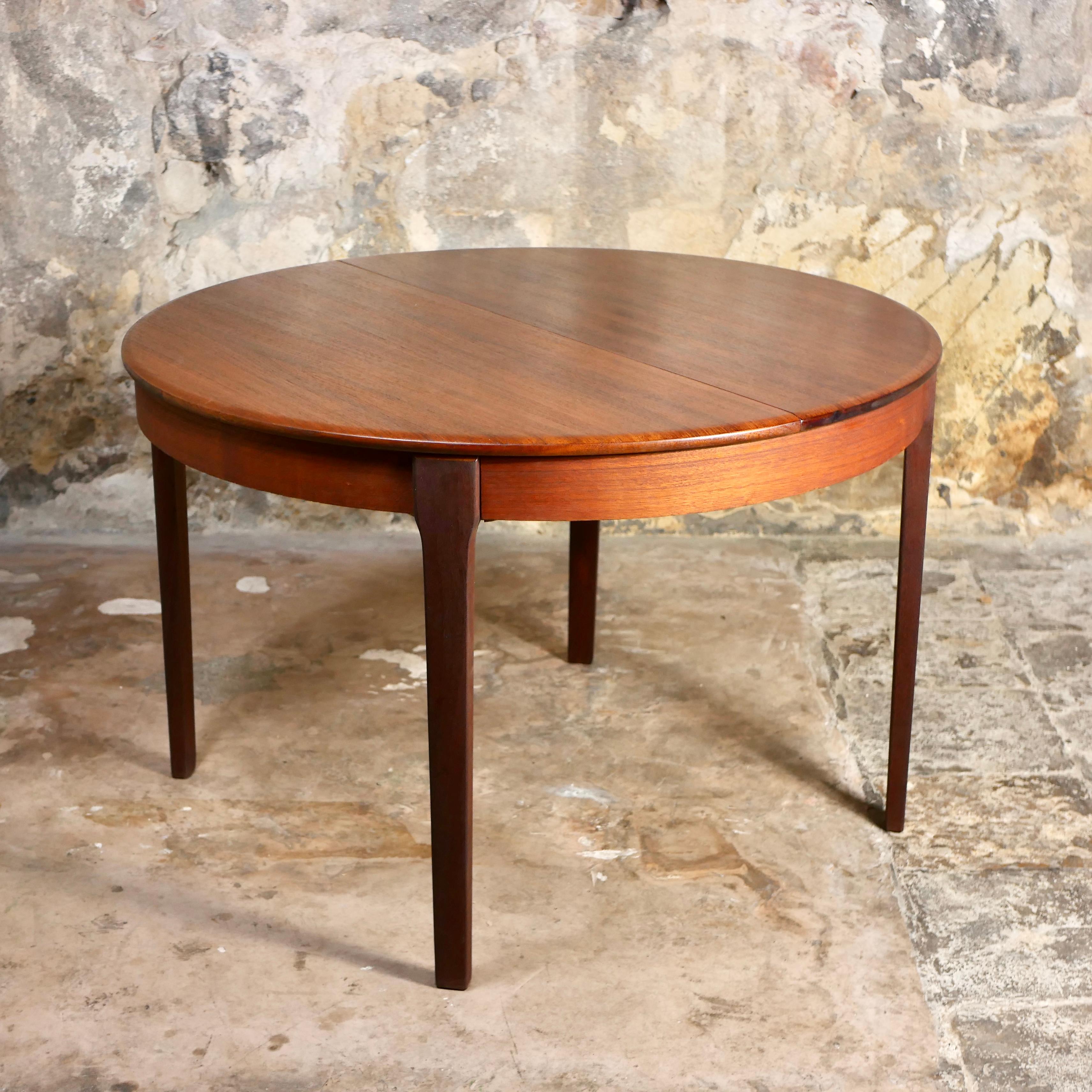 Expandable teak table, scandinavian style, made in the 1960s in France.
Butterfly extension system (4-6 persons), and great making details, like these beautiful rounded edges which perfectely reflet the light.
Good condition, has been sanded and