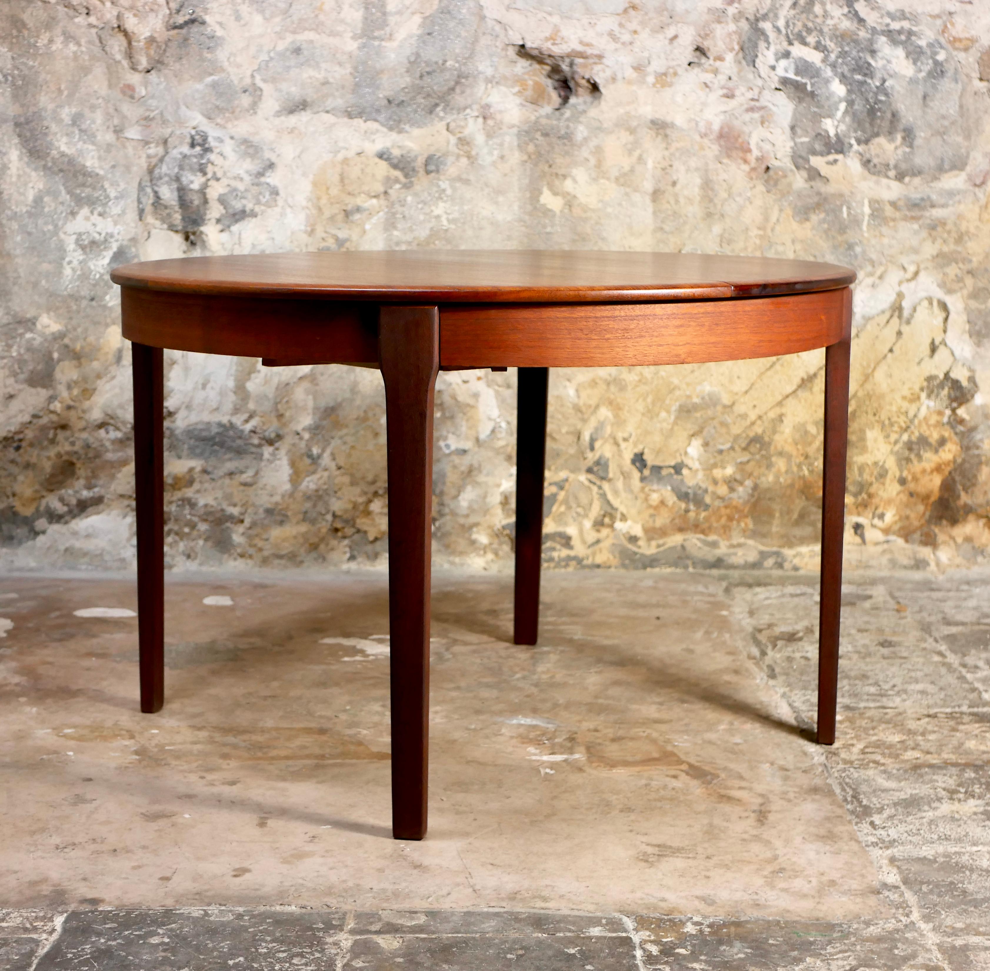 Mid-Century Modern Expandable scandinavian style table, in teak, made in France in the 1960s