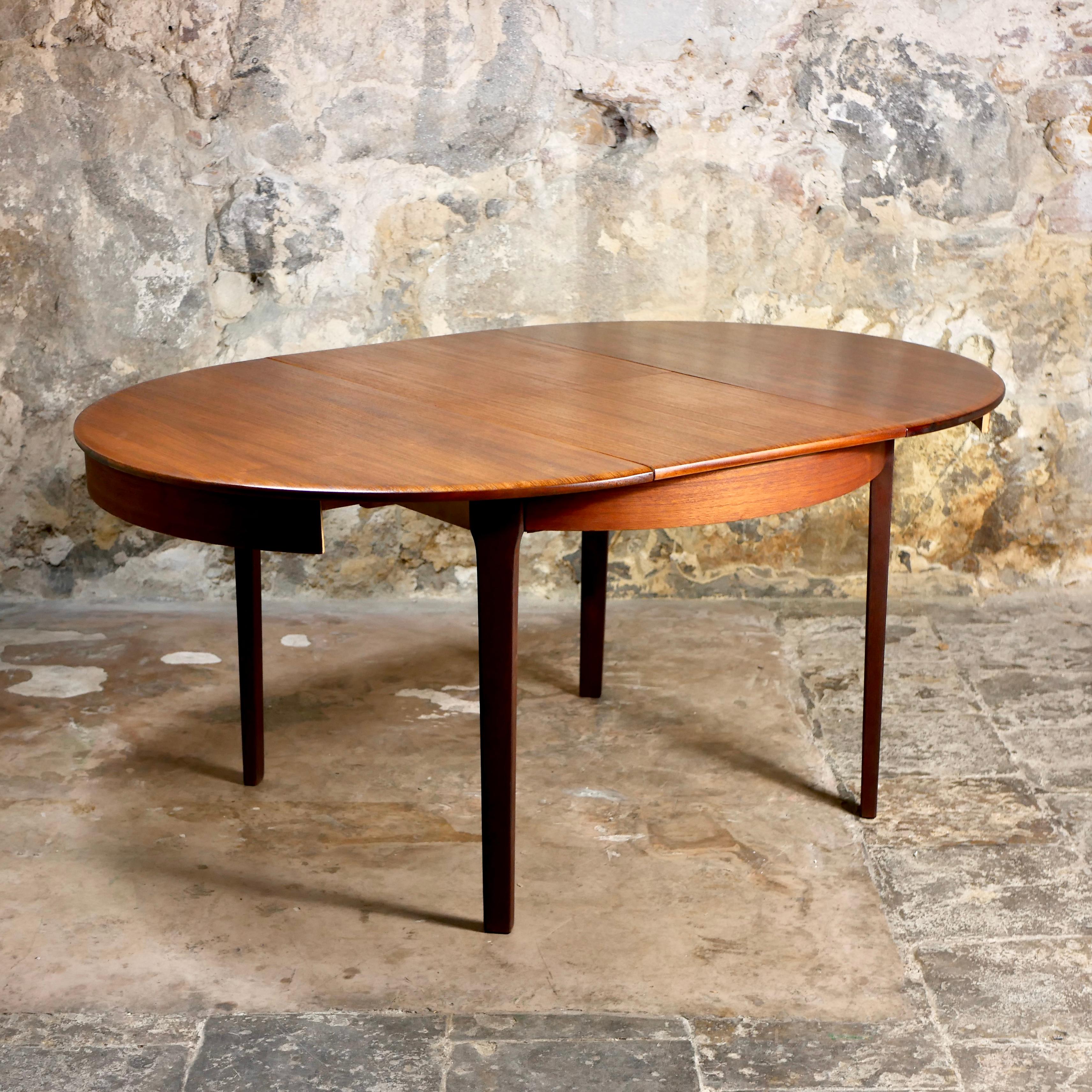 Expandable scandinavian style table, in teak, made in France in the 1960s In Good Condition In Lyon, FR