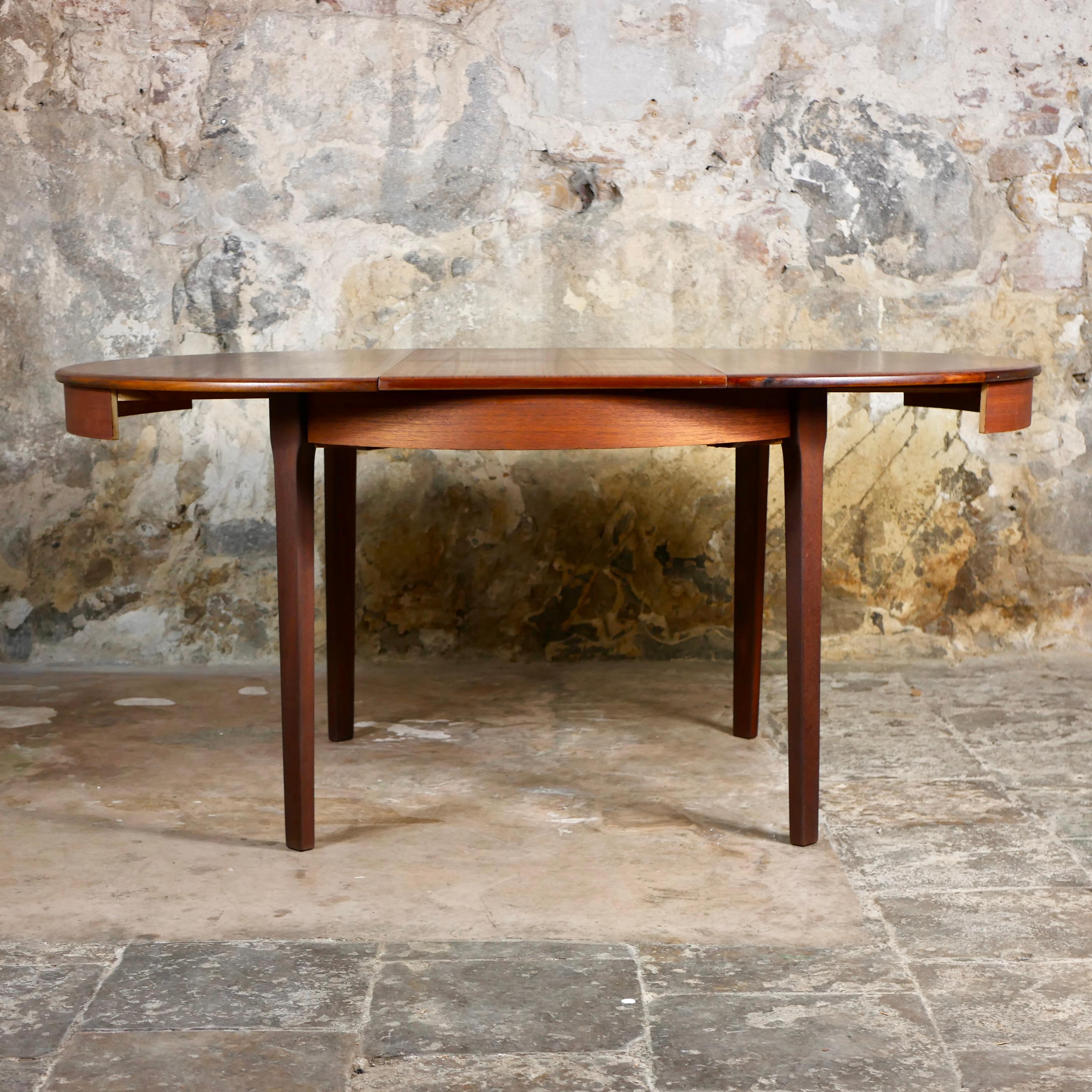 Mid-20th Century Expandable scandinavian style table, in teak, made in France in the 1960s