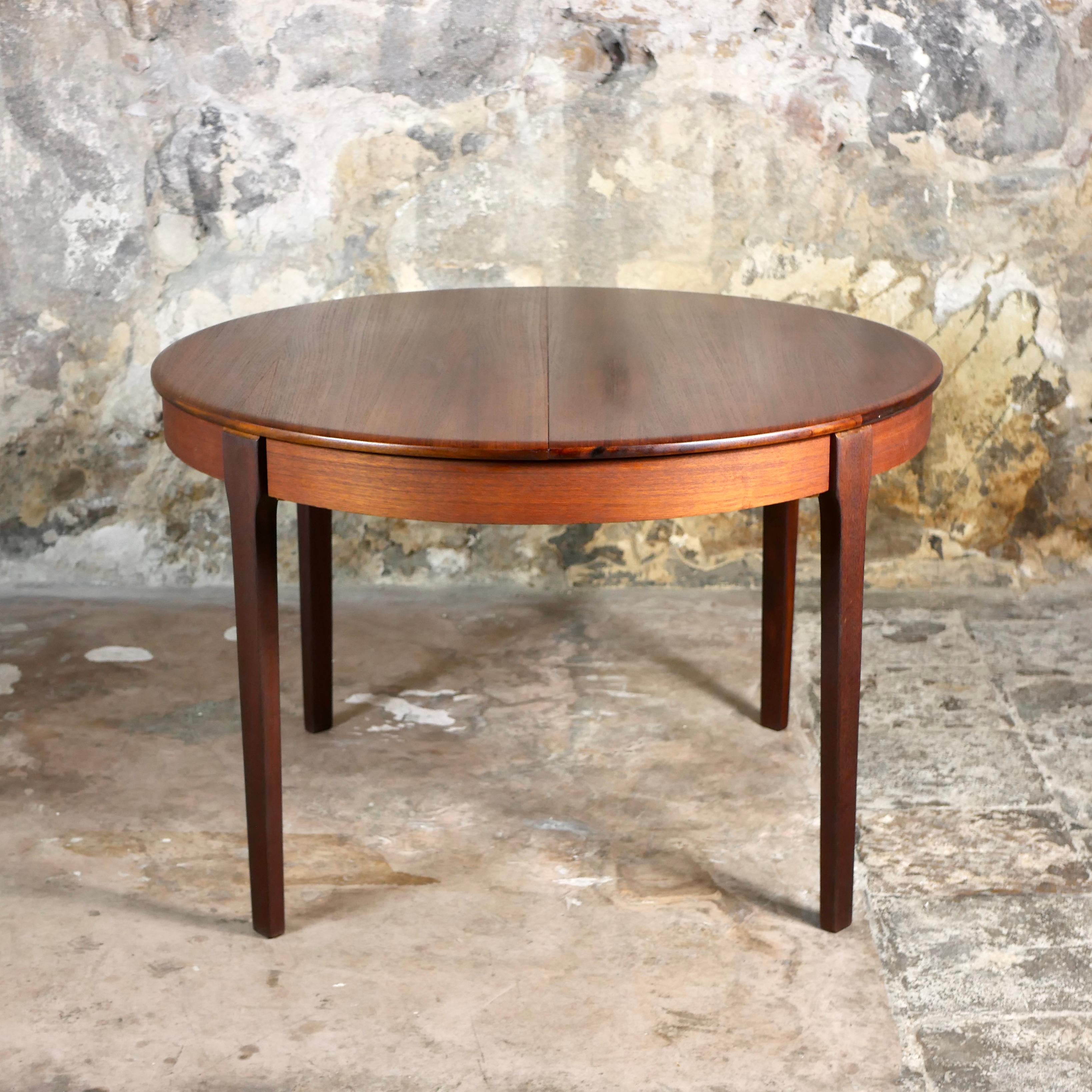 Expandable scandinavian style table, in teak, made in France in the 1960s 1