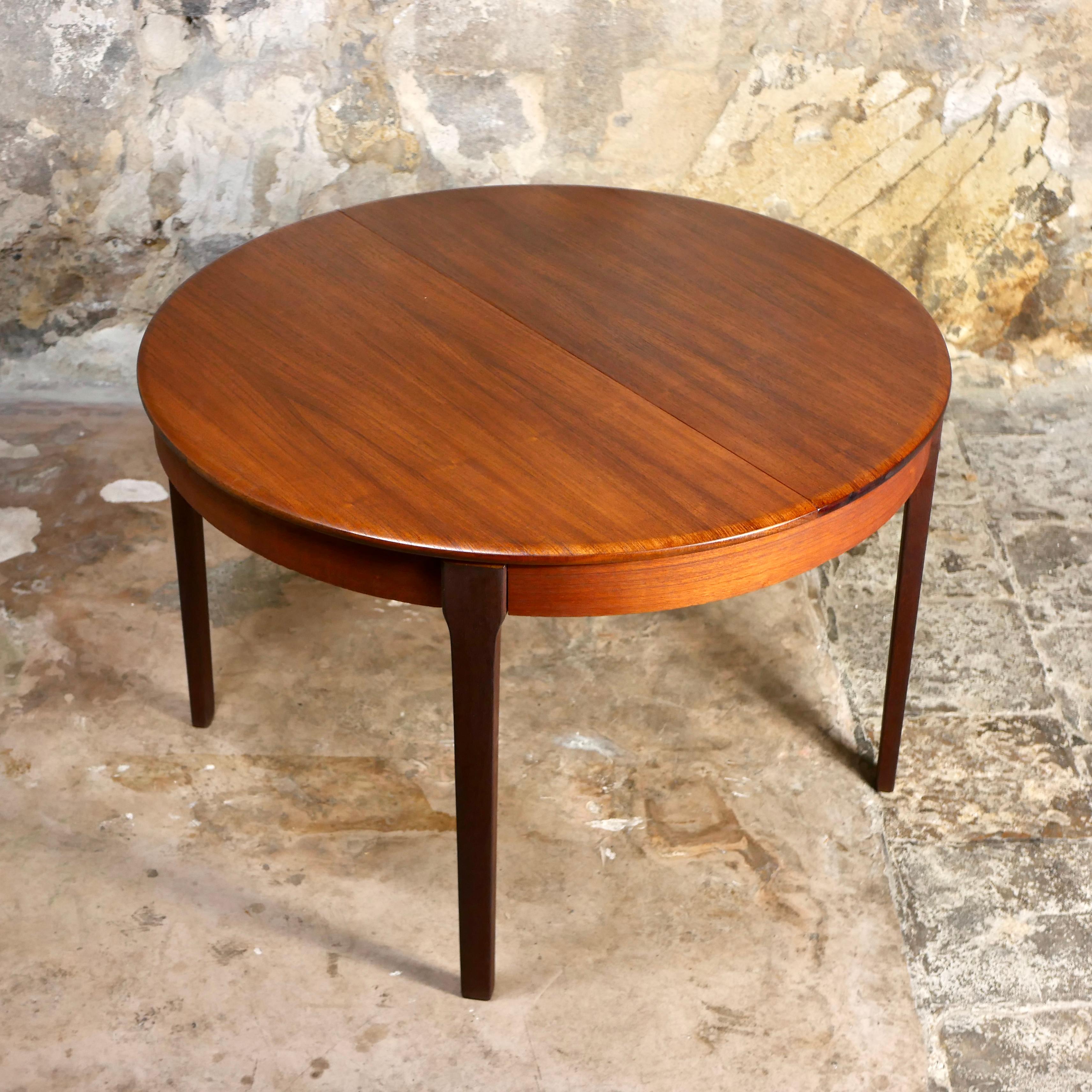 Expandable scandinavian style table, in teak, made in France in the 1960s 2