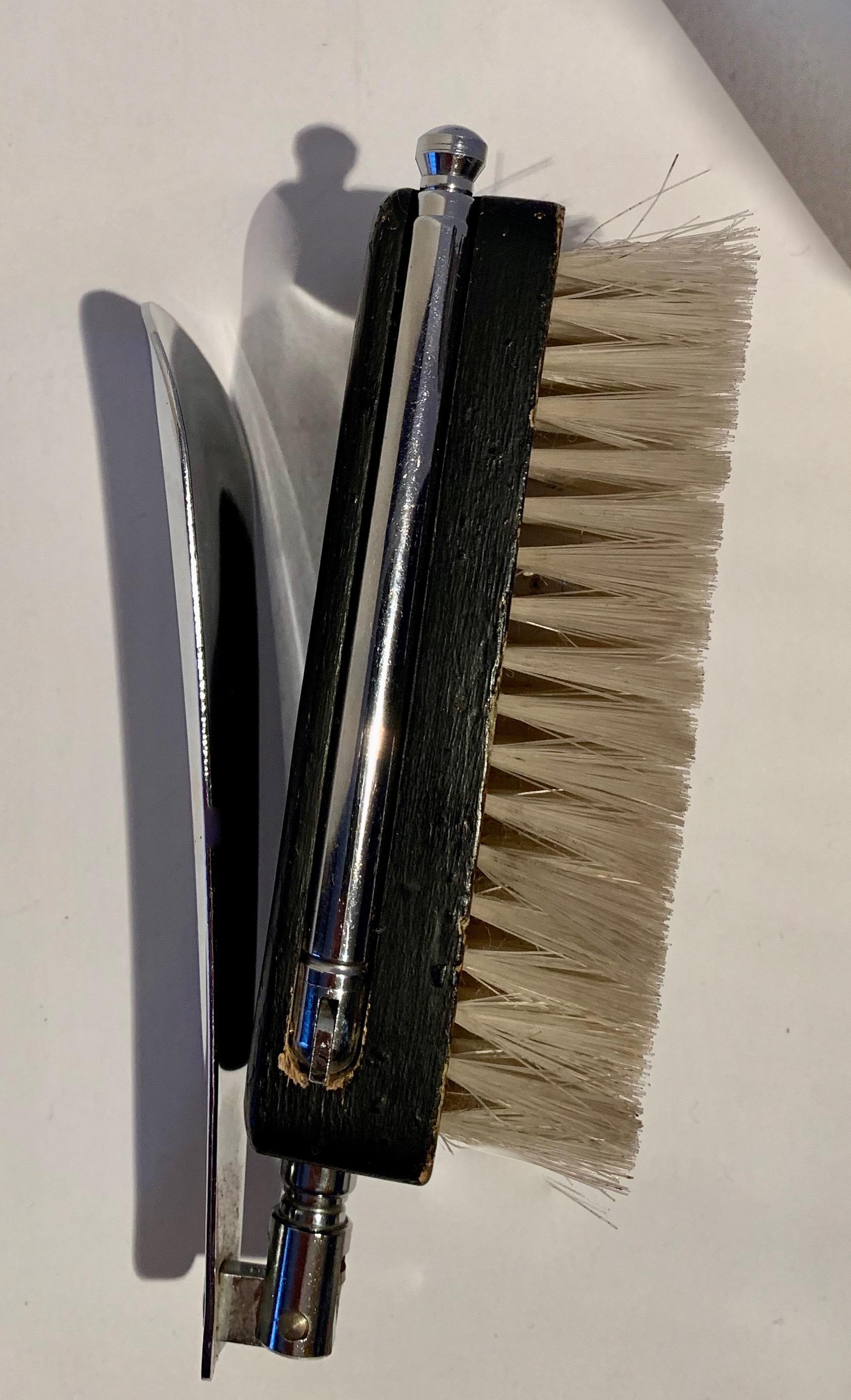 A conveniently collapsable boot horn with brush for the horse trainer in all of us or those difficult to brush suits and winter jackets, Hinge back the horn, pull out / pull-out the telescoping sides and now you can easily clean or brush your riding