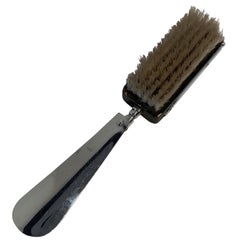 Brosse et corne à chaussures extensible pour vêtements ou équidés