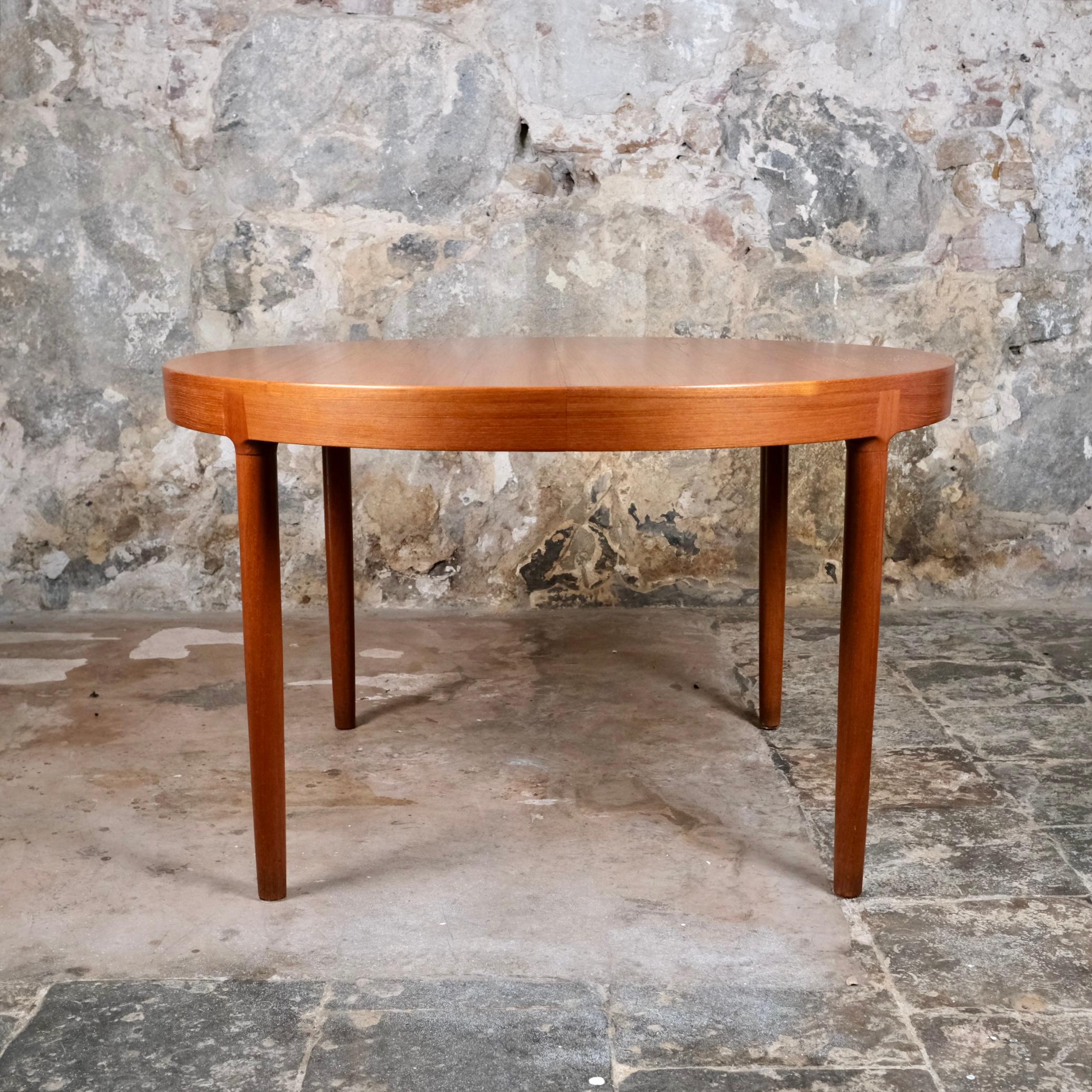 Table extensible en teck de Harry Ostergaard pour Randers Møbelfabrik, fabriquée au Danemark dans les années 1960.
Une belle couleur ambrée, deux extensions amovibles, pratique et élégant à la fois. 
Un élément essentiel.

Dimensions : H72, D120 et