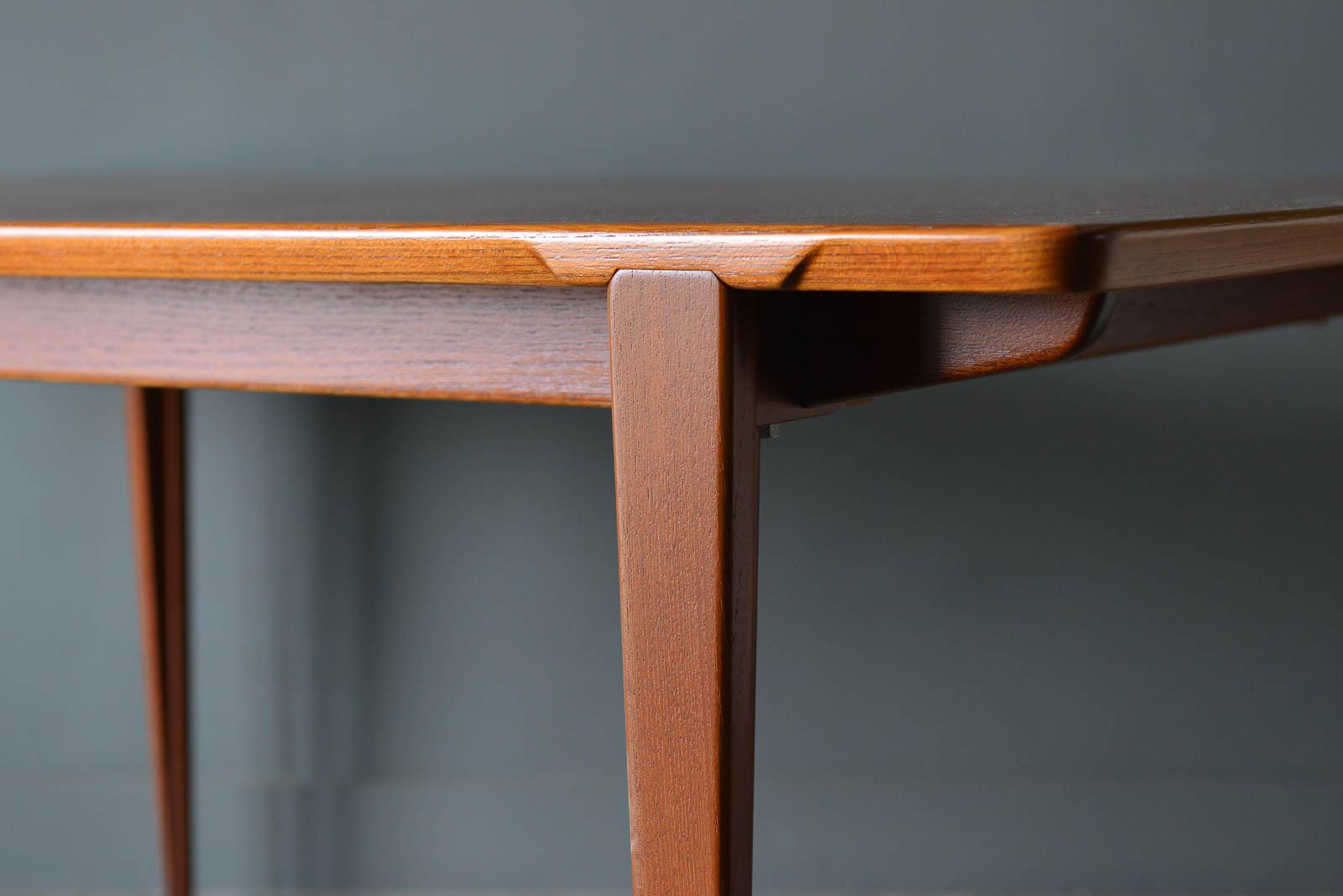 Expandable Teak Dining Table by Henry Rosengren Hansen, ca. 1960 In Excellent Condition In Costa Mesa, CA