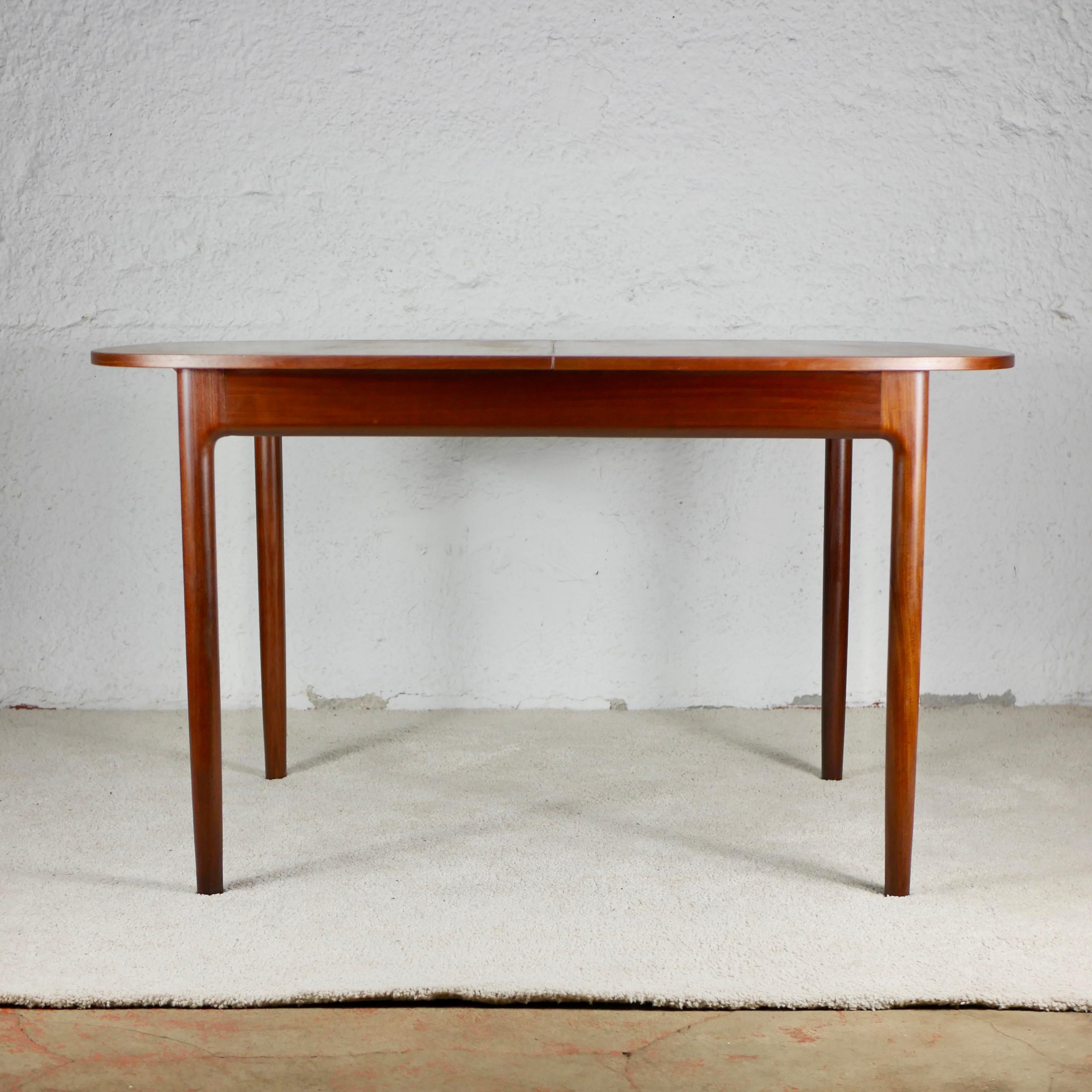 Beautiful teak expandable table designed in the 1960s by the Danish Ib Kofod Larsen, for G-Plan, England.
Butterfly extension.
Overall good condition, light scratches and discolorings, hence the price.

From 4/6 to 8 persons.
From 127 to 170cm long.
