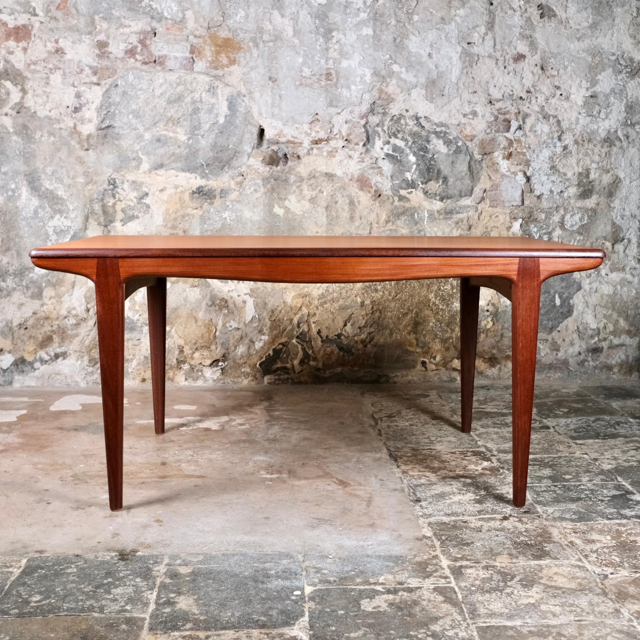 Nice expandable dining table by Johannes Andersen for Uldum Mobelfabrik, made in the 1960s in Denmark.
Beautiful wood grain.
2 extensions under the table.
Very good condition, top has been sanded and oiled.
Few light traces (see last