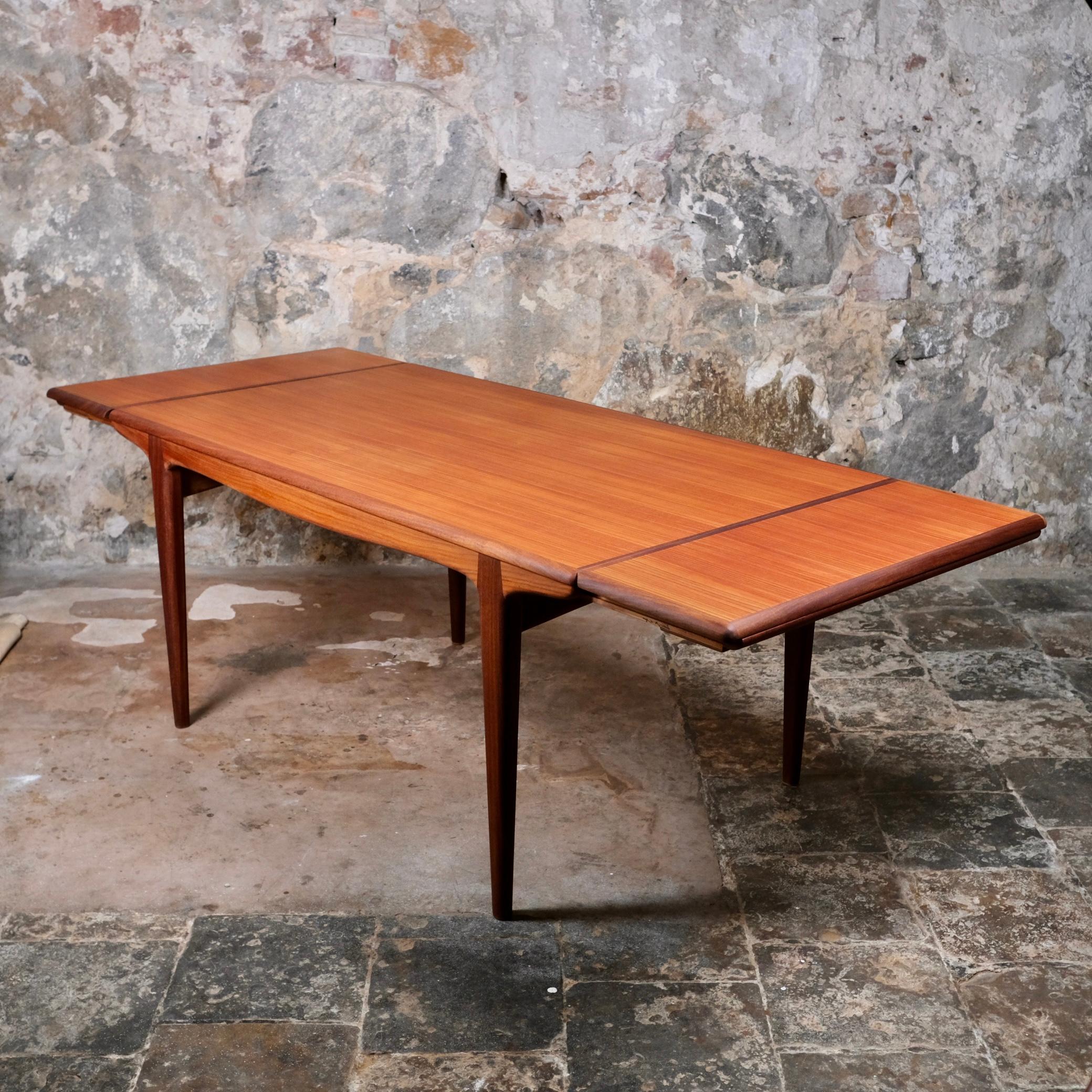 Expandable teak dining table by Johannes Andersen for Uldum Mobelfabrik, 1960s In Good Condition In Lyon, FR