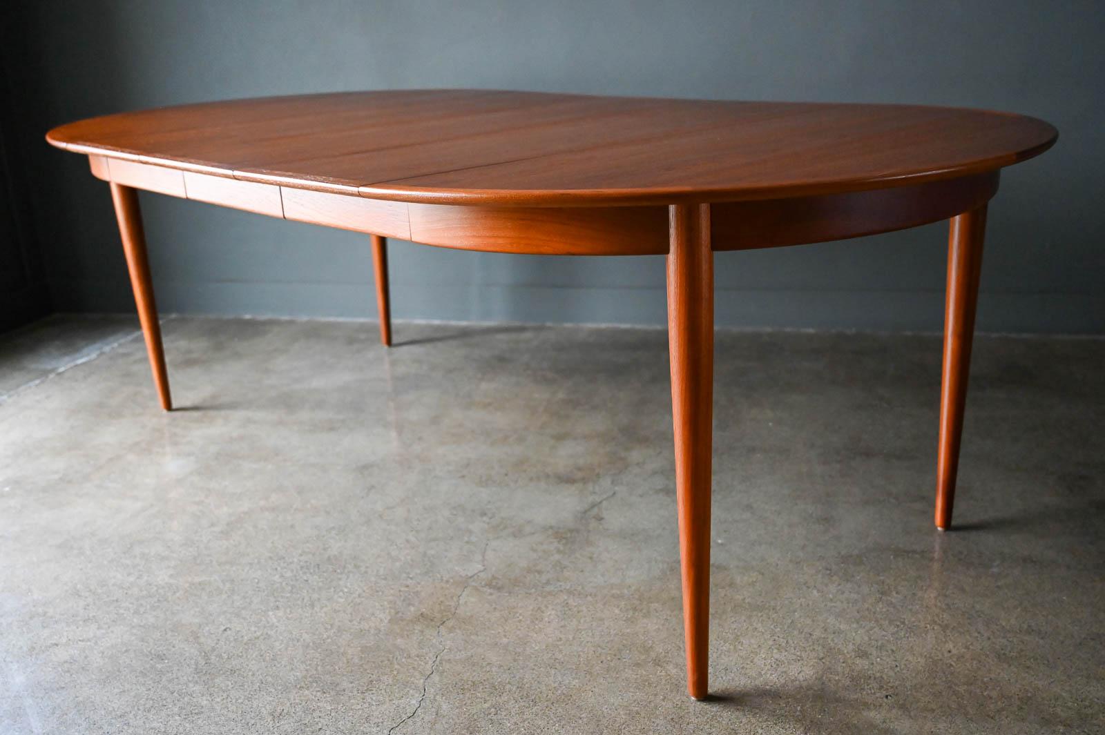 Expandable Teak Dining Table with Three Extension Leaves, Norway Ca. 1960 In Excellent Condition In Costa Mesa, CA