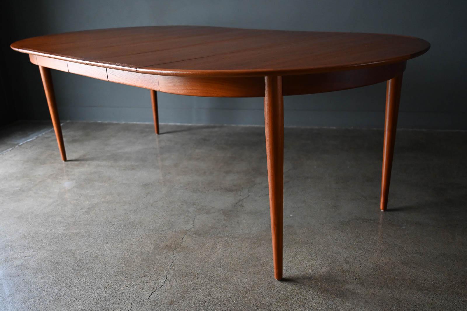Mid-20th Century Expandable Teak Dining Table with Three Extension Leaves, Norway Ca. 1960