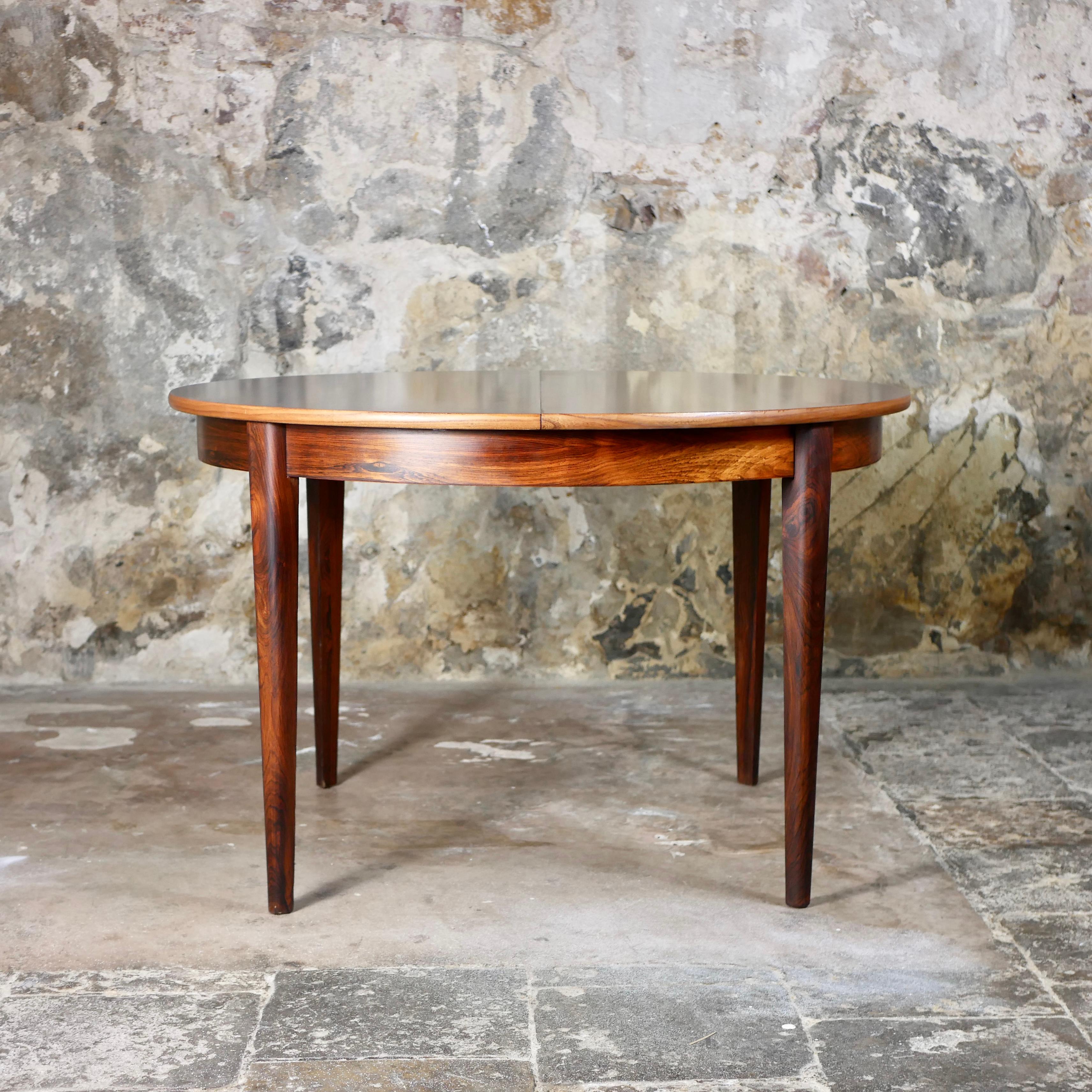 Magnifique table de style scandinave fabriquée en France dans les années 1960.
Extension papillon, pour 4 à 6 personnes.
Magnifique grain de bois, tons chauds.
Dessus verni, très bon état général.
Dimensions : H75cm, D118cm, L118-160cm