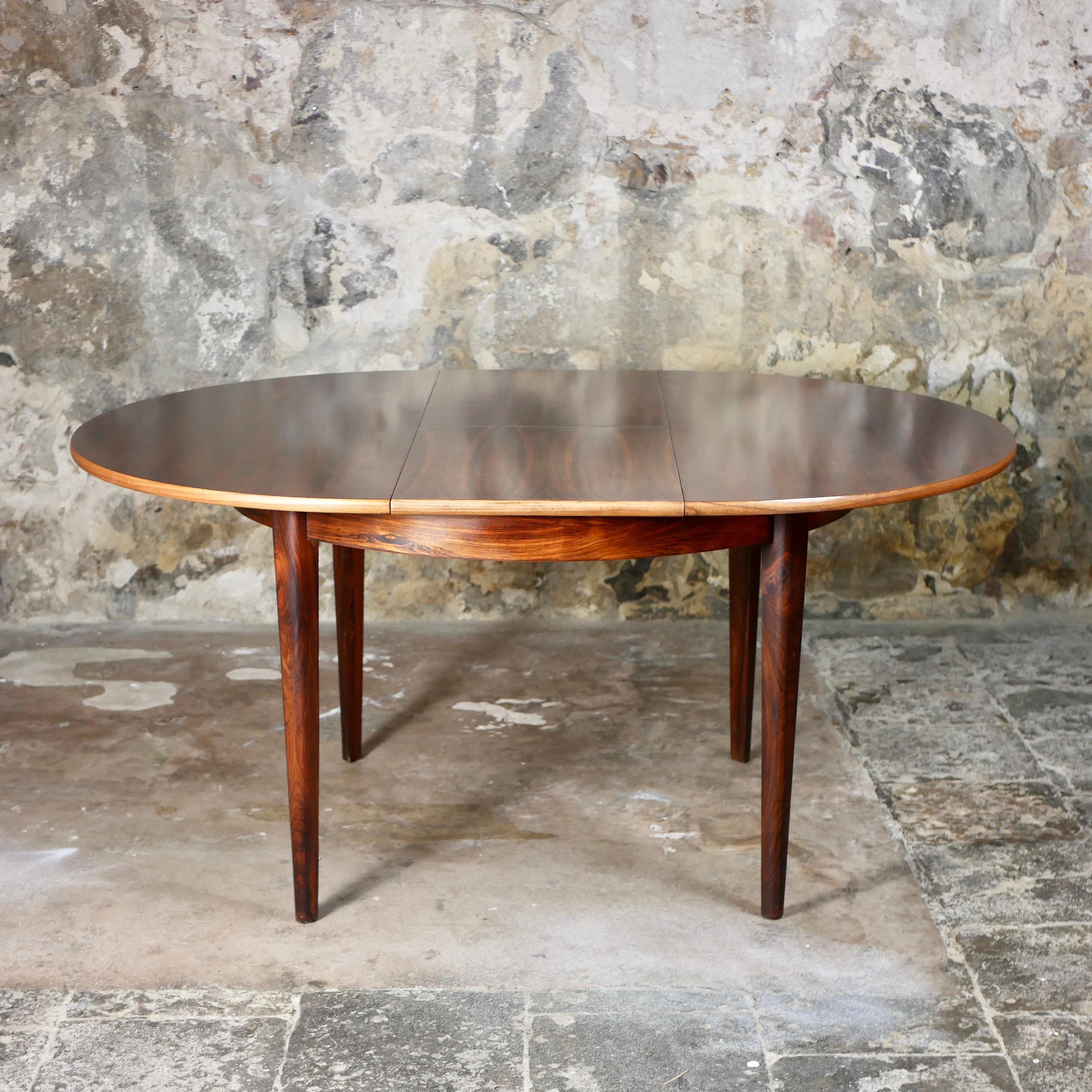 Mid-Century Modern Expandable wood table made in France, 1960s For Sale