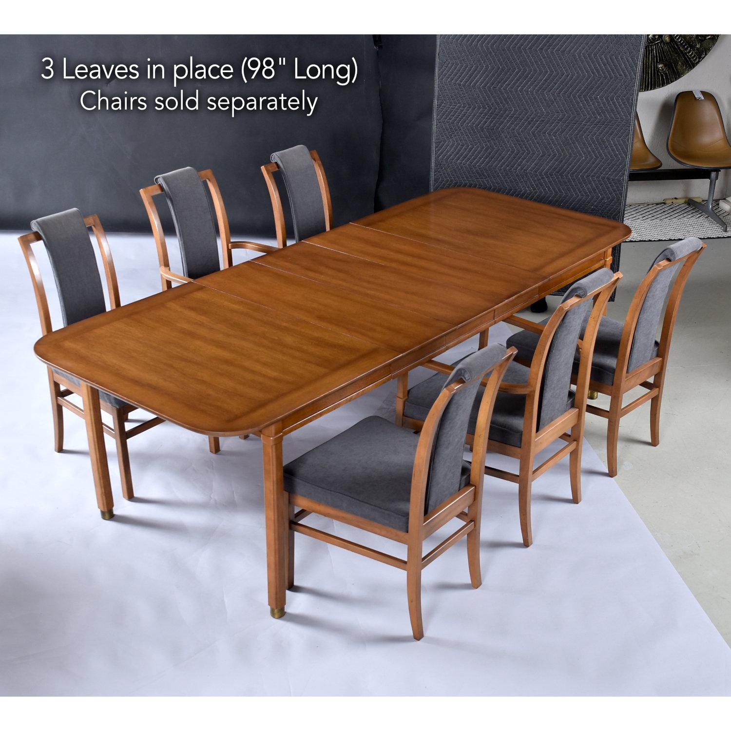 Esta mesa de comedor expansiva de estilo Moderno de mediados de siglo viene con 3 hojas de 12
