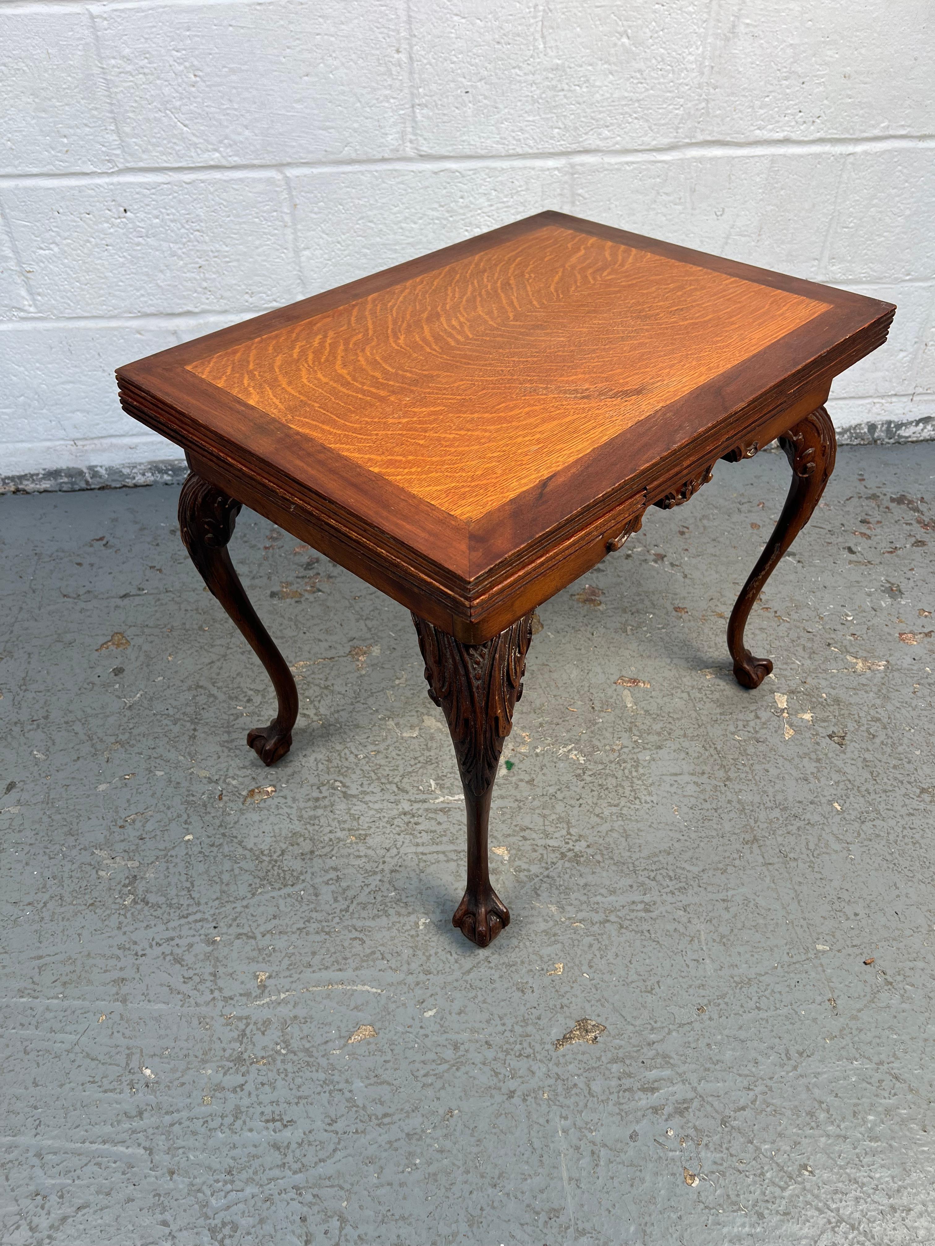 Elegante mesa auxiliar de estilo Chippendale fabricada en nogal, con detalles de diseño clásico y hojas extensibles para mayor versatilidad. El cálido veteado y las refinadas proporciones resaltan la artesanía tradicional, convirtiéndola en una
