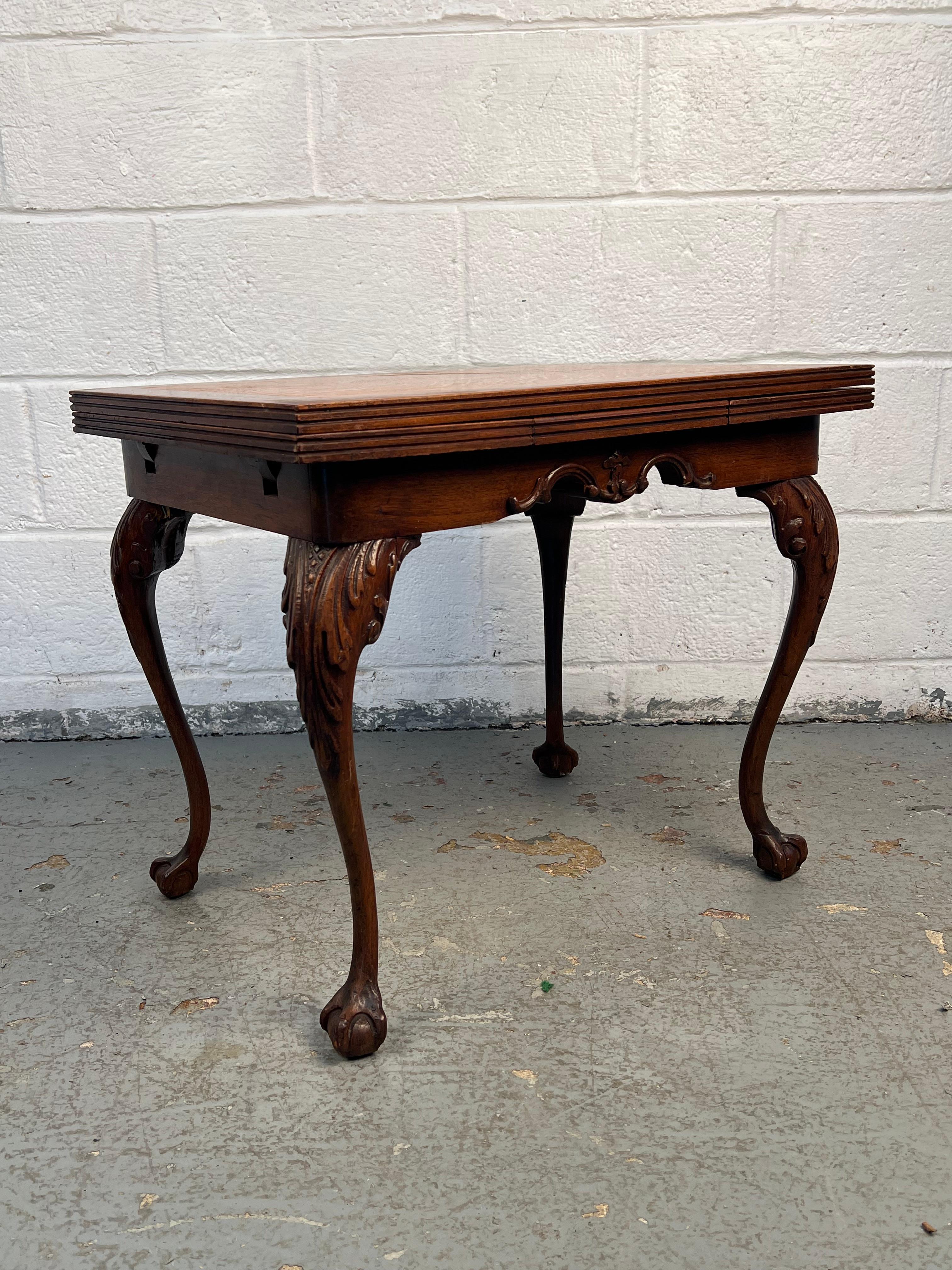 Mesa auxiliar extensible estilo Chippendale en Bueno estado para la venta en Brooklyn, NY