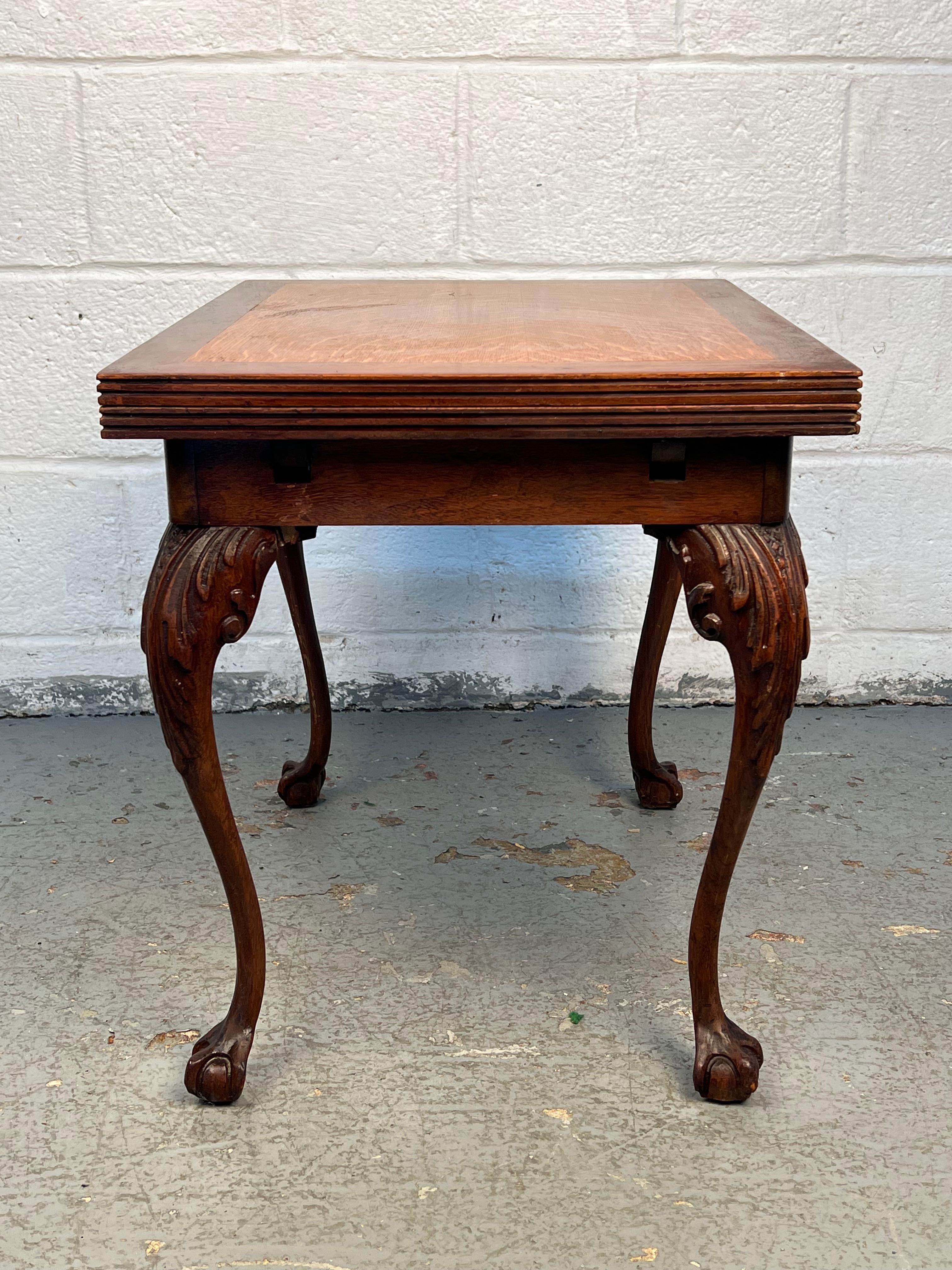 Mesa auxiliar extensible estilo Chippendale siglo XX en venta