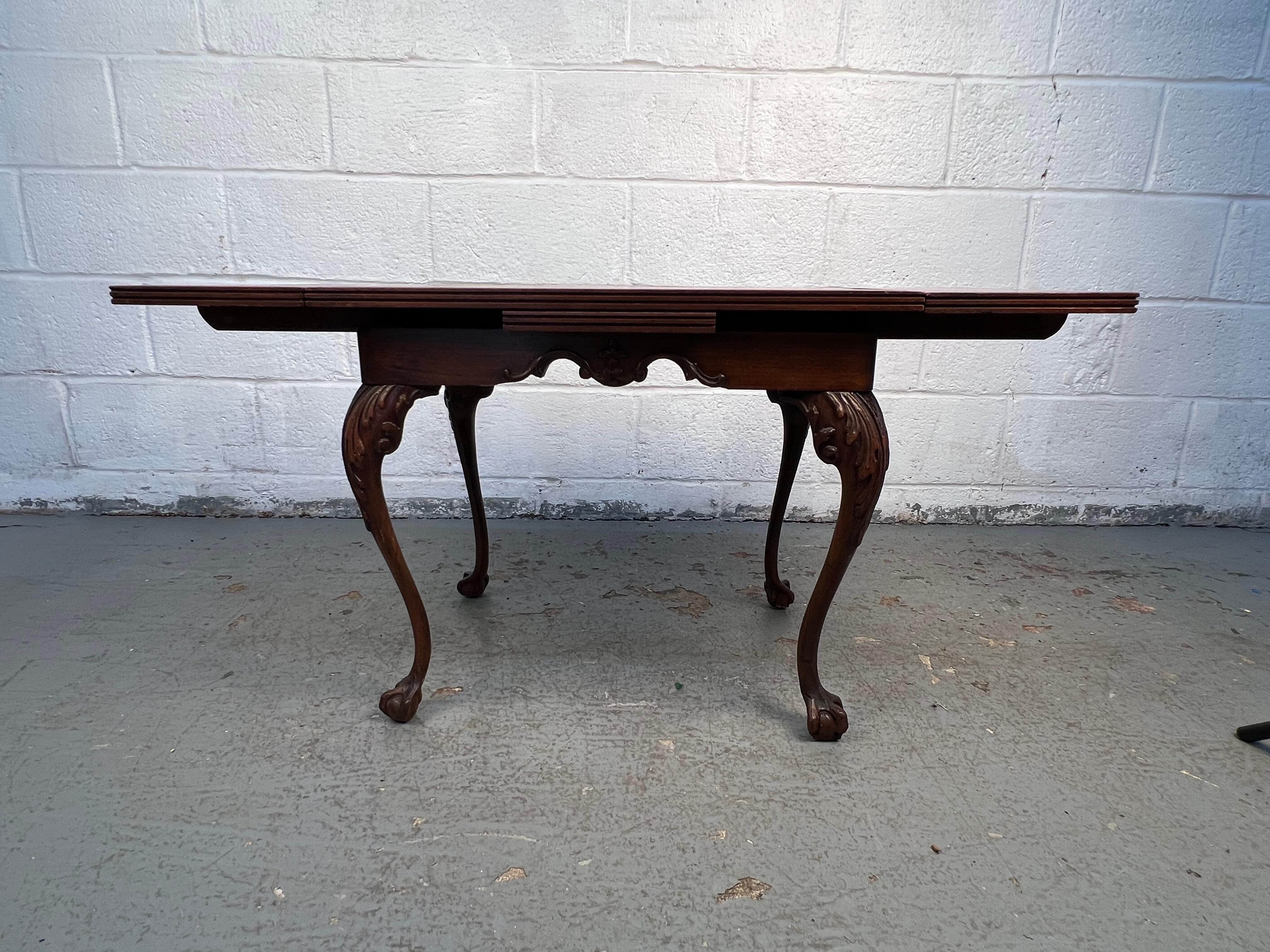 Mesa auxiliar extensible estilo Chippendale en venta 2