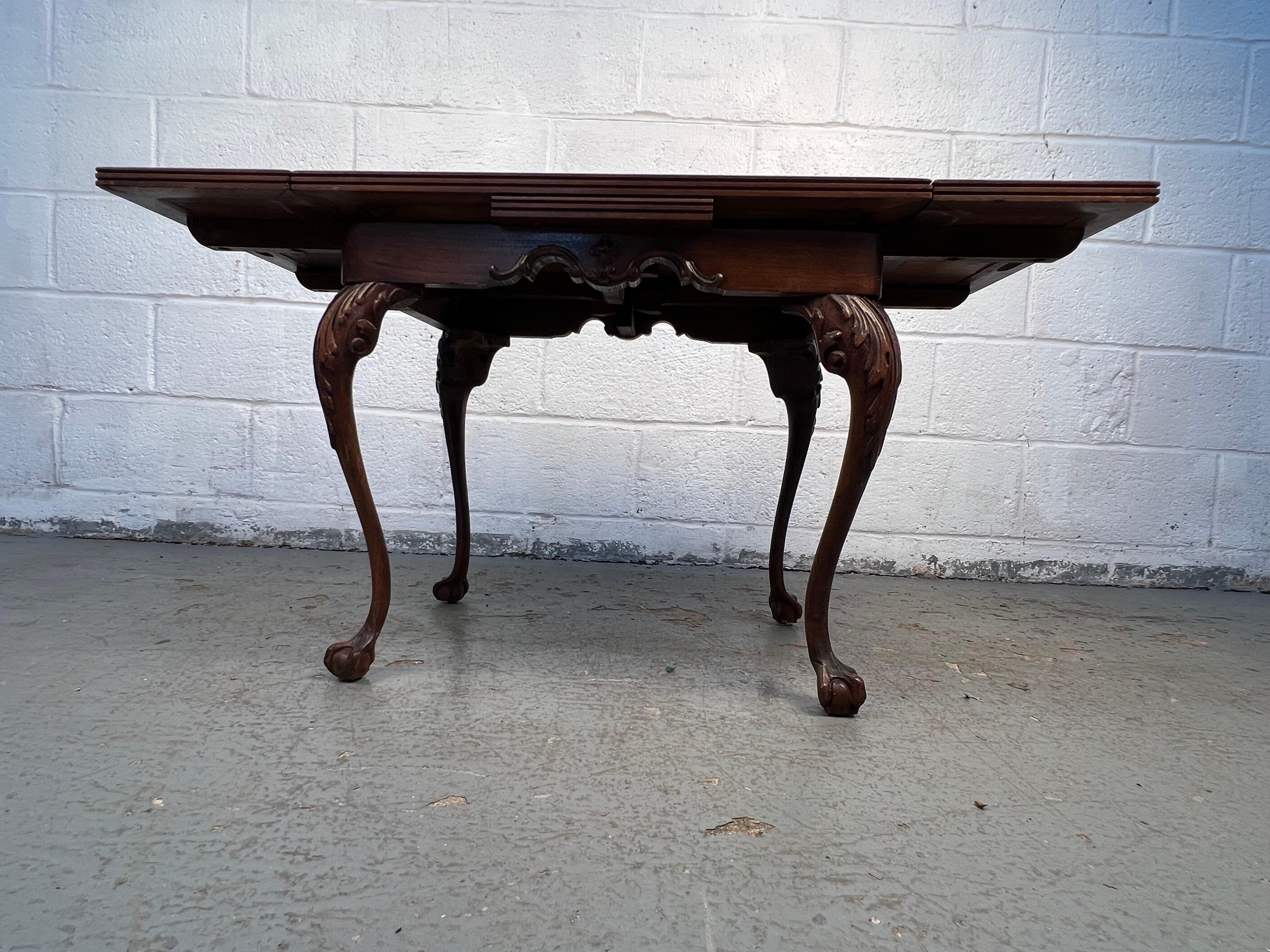 Mesa auxiliar extensible estilo Chippendale en venta 3