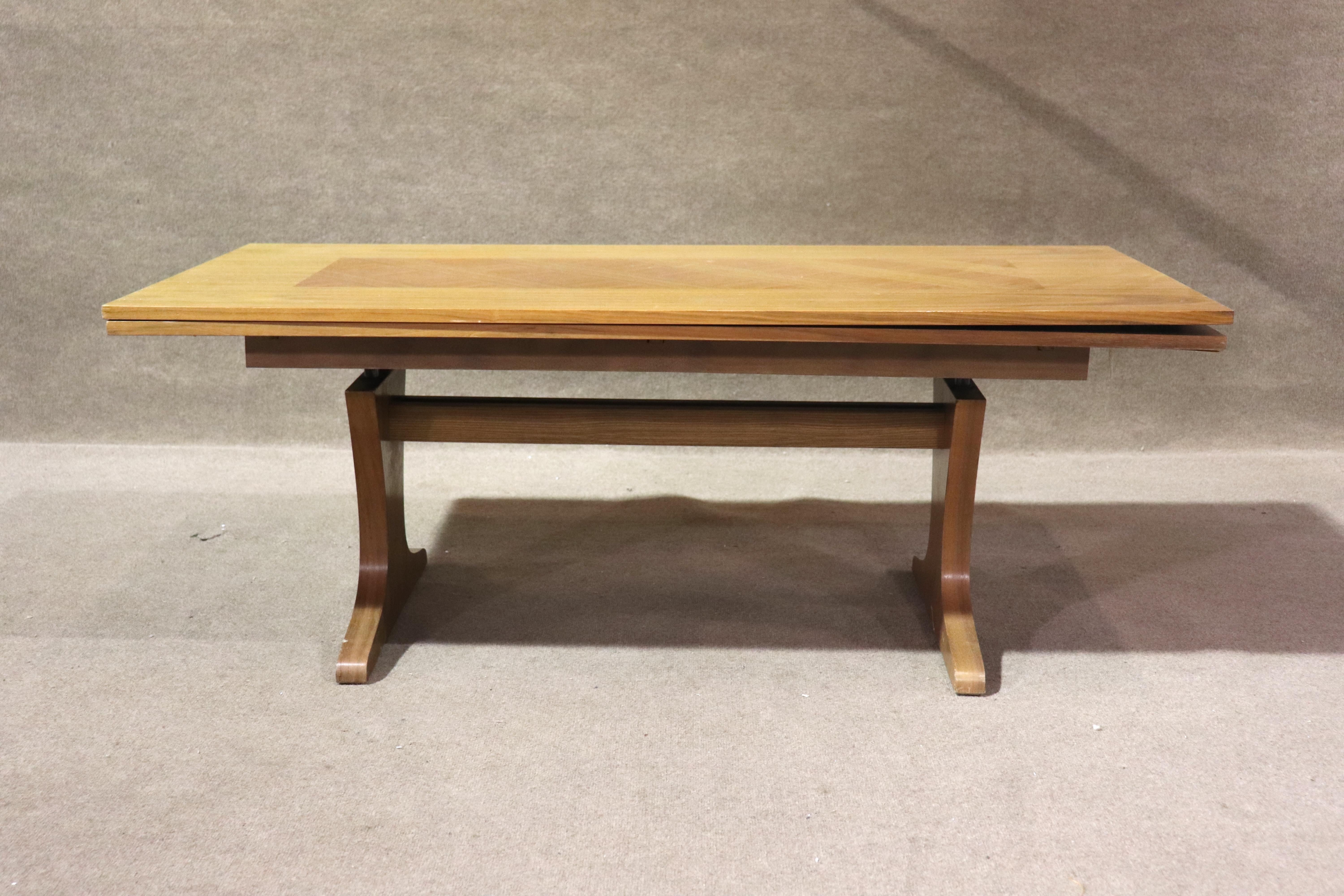 Table basse du milieu du siècle qui peut s'ajuster de 27