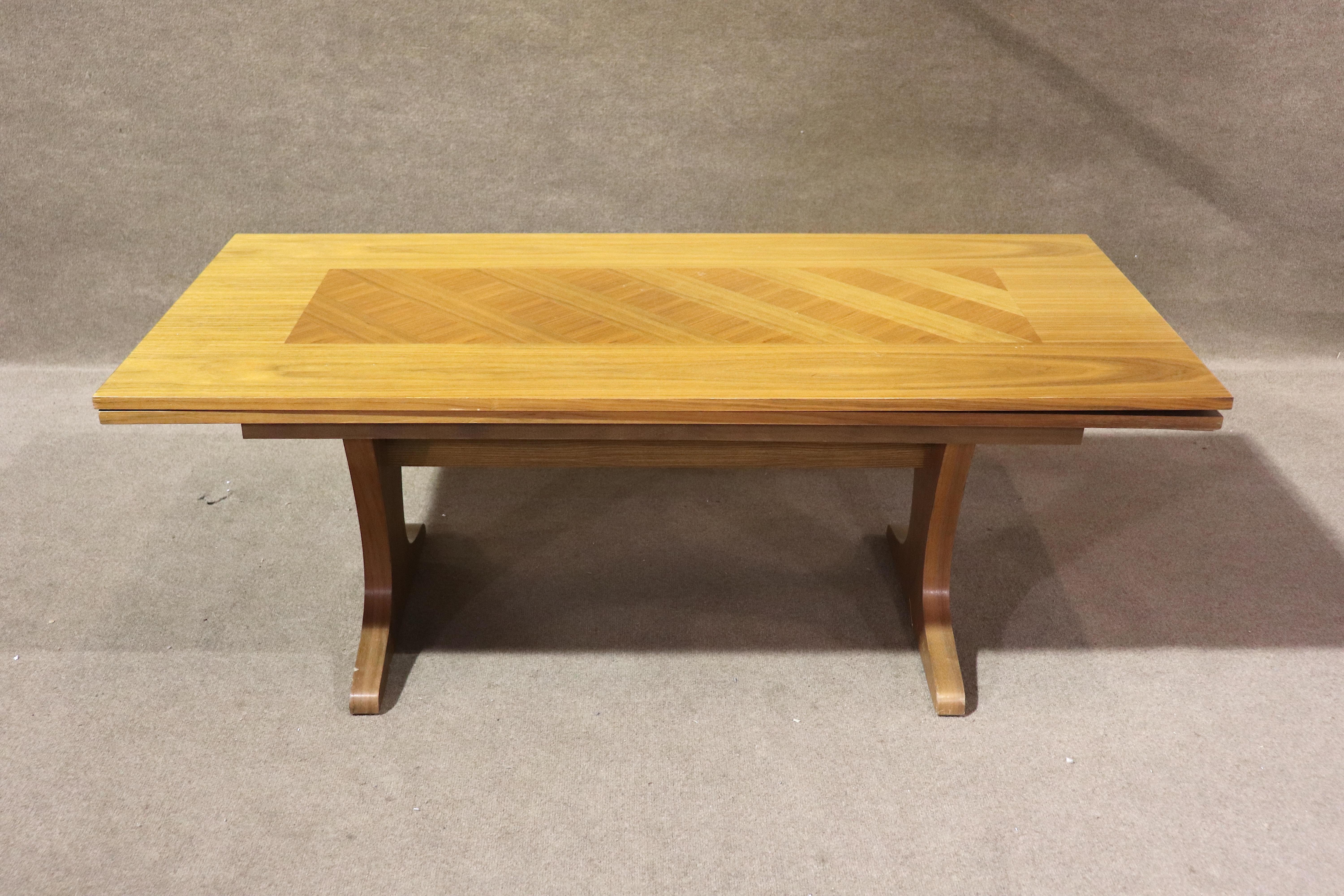 Mid-Century Modern Table basse extensible avec plateau en parquet en vente