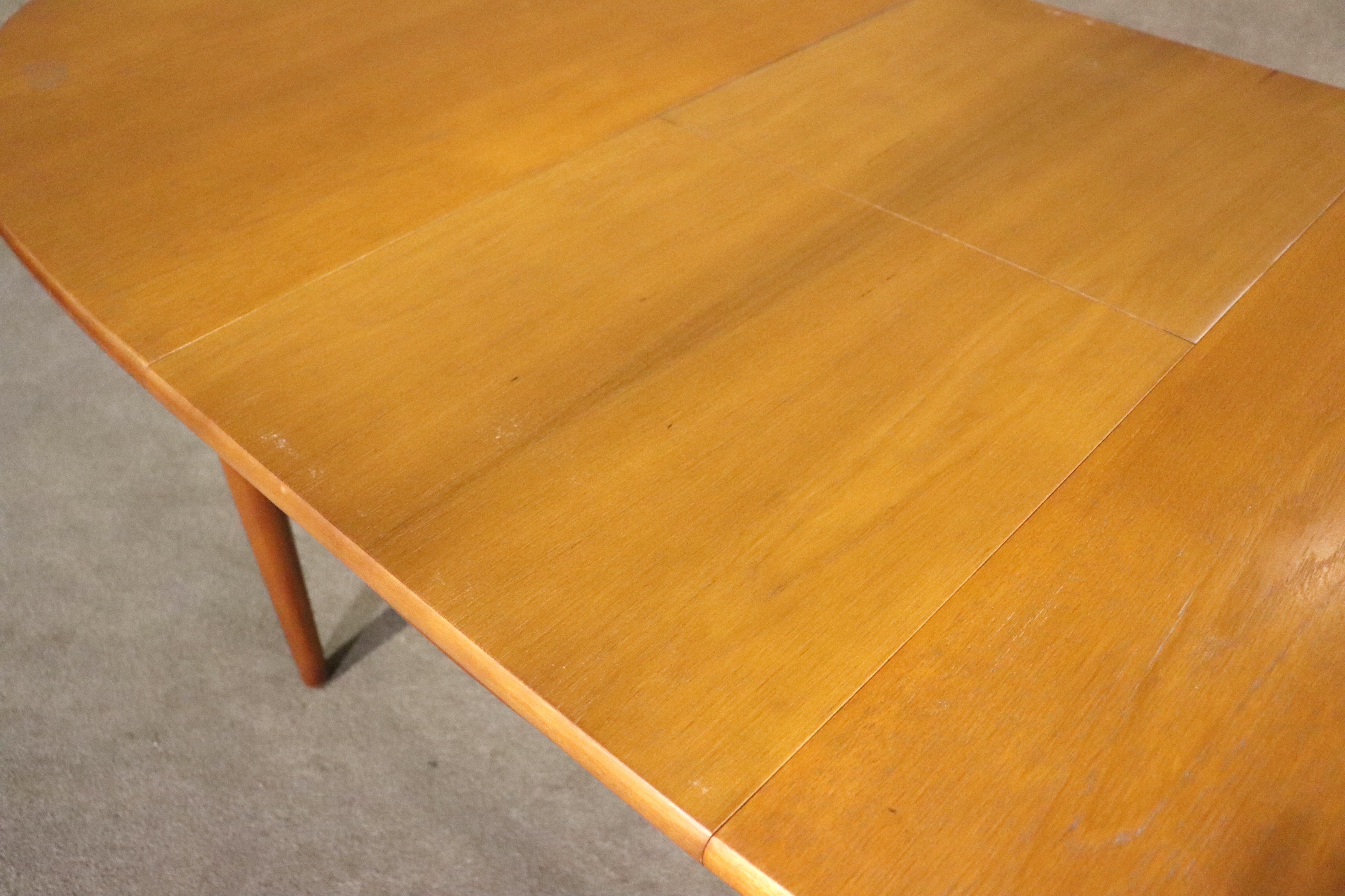 Table à manger danoise extensible avec feuille papillon en vente 7