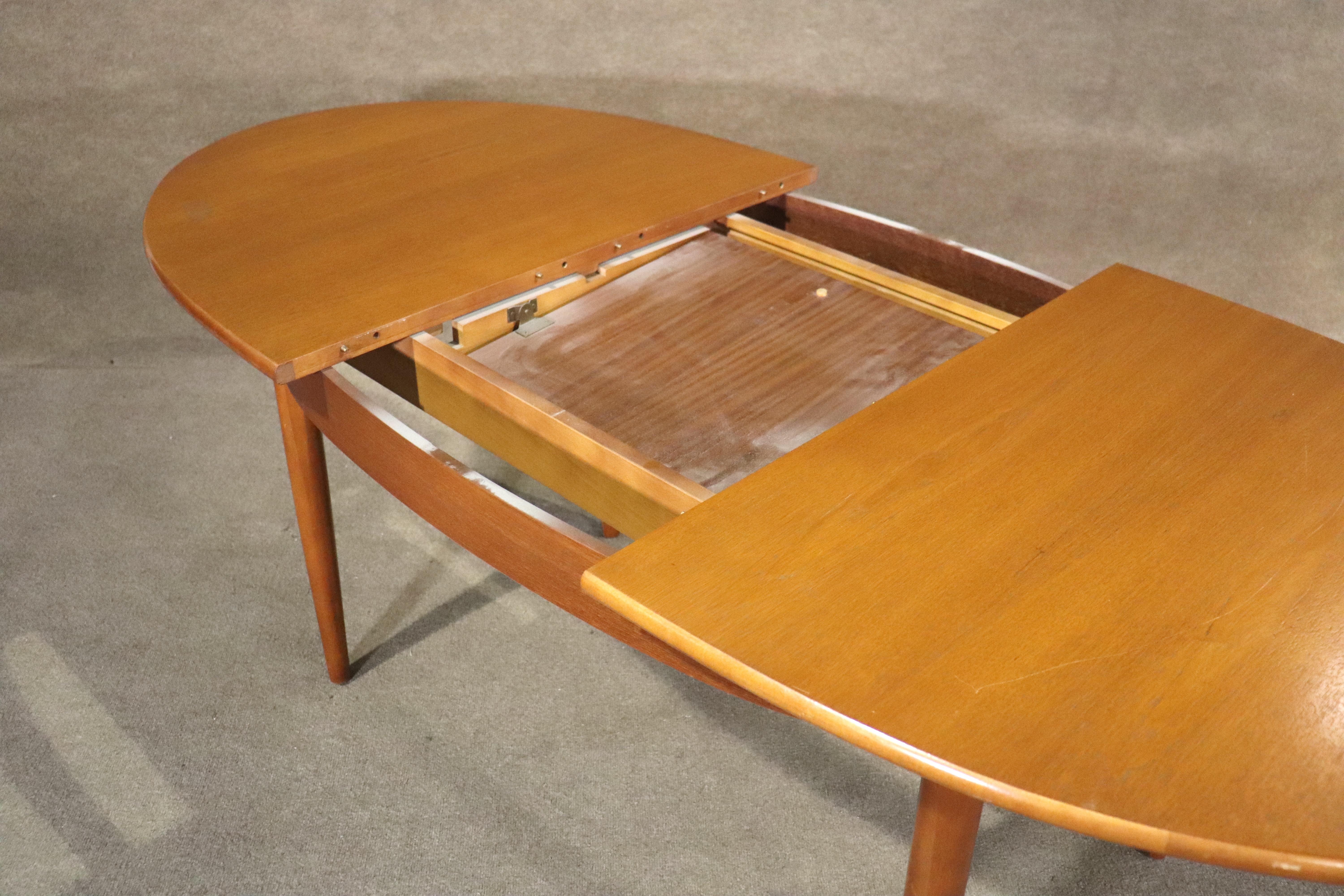 Mid-Century Modern Table à manger danoise extensible avec feuille papillon en vente